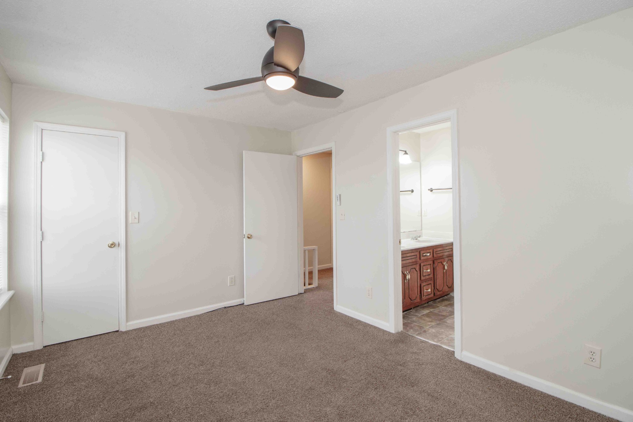 Clarksville, Tennessee, 37042, United States, ,Residential,For Sale,1943496