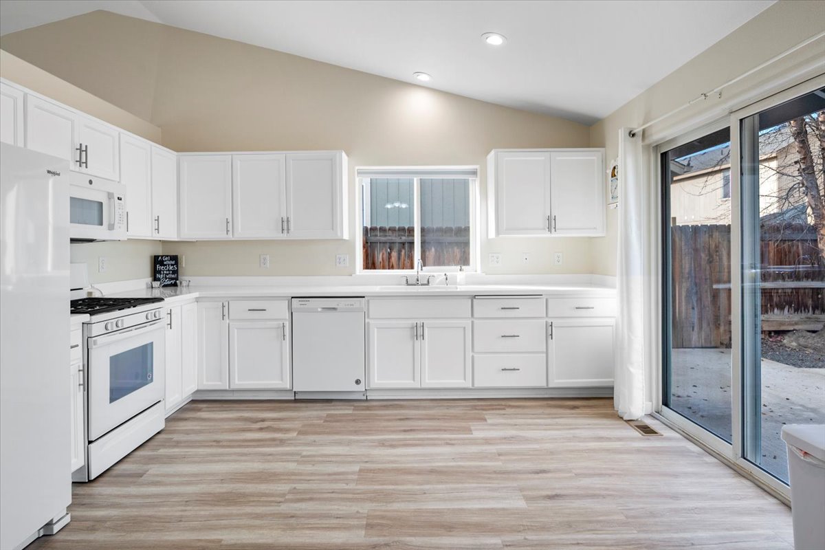 Redmond, Oregon, 97756, United States, 3 Bedrooms Bedrooms, ,2 BathroomsBathrooms,Residential,For Sale,1991530