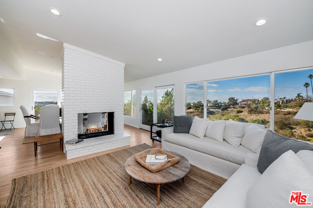 Malibu, California, 90265, United States, 3 Bedrooms Bedrooms, ,2 BathroomsBathrooms,Residential,For Sale,1868514