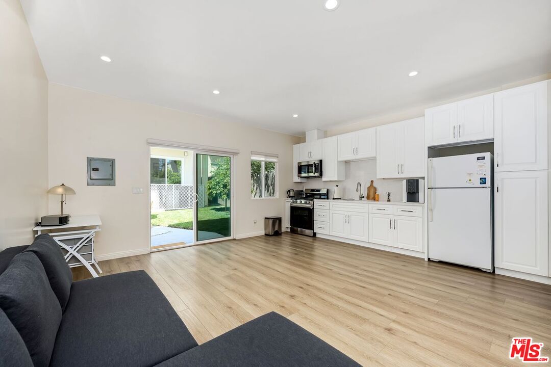 Los Angeles, California, 90004, United States, 4 Bedrooms Bedrooms, ,3 BathroomsBathrooms,Residential,For Sale,1785182
