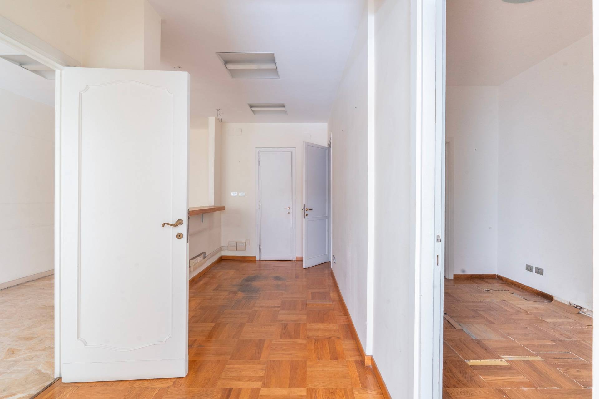 Roma, Roma, 00100, IT, 4 Bedrooms Bedrooms, ,2 BathroomsBathrooms,Residential,For Sale,1836935