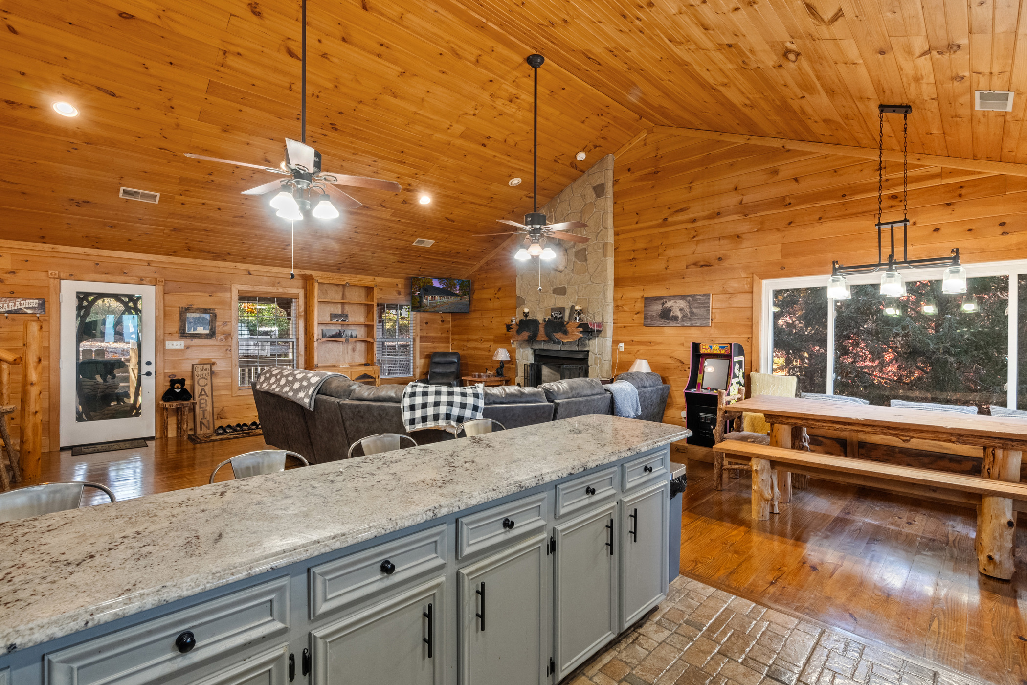 Sevierville, Tennessee, 37876, United States, 2 Bedrooms Bedrooms, ,4 BathroomsBathrooms,Residential,For Sale,1988602