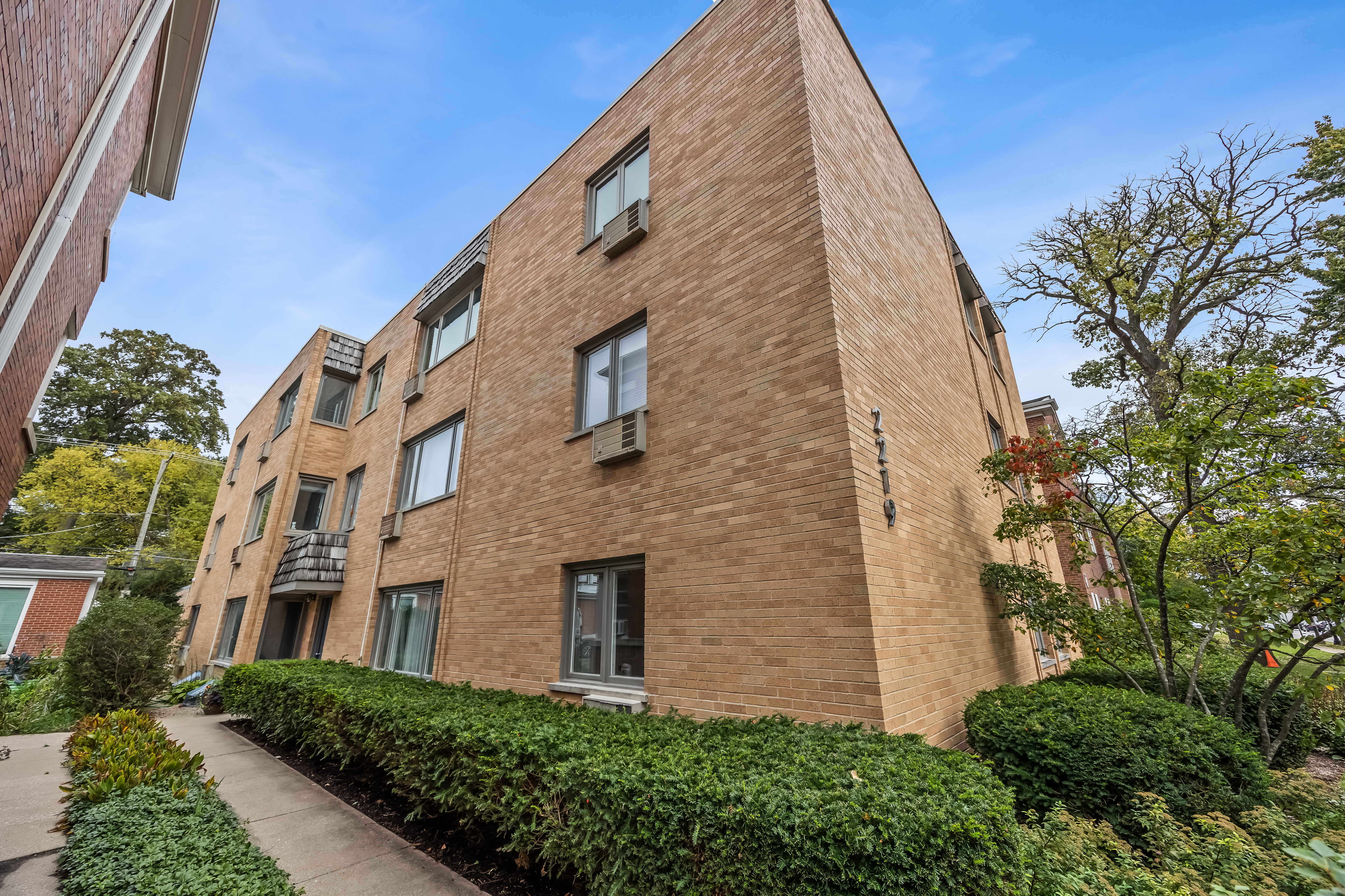  Bright Top Floor 3-bed Room Condo in an Intimate Six-unit Building - 物件實景