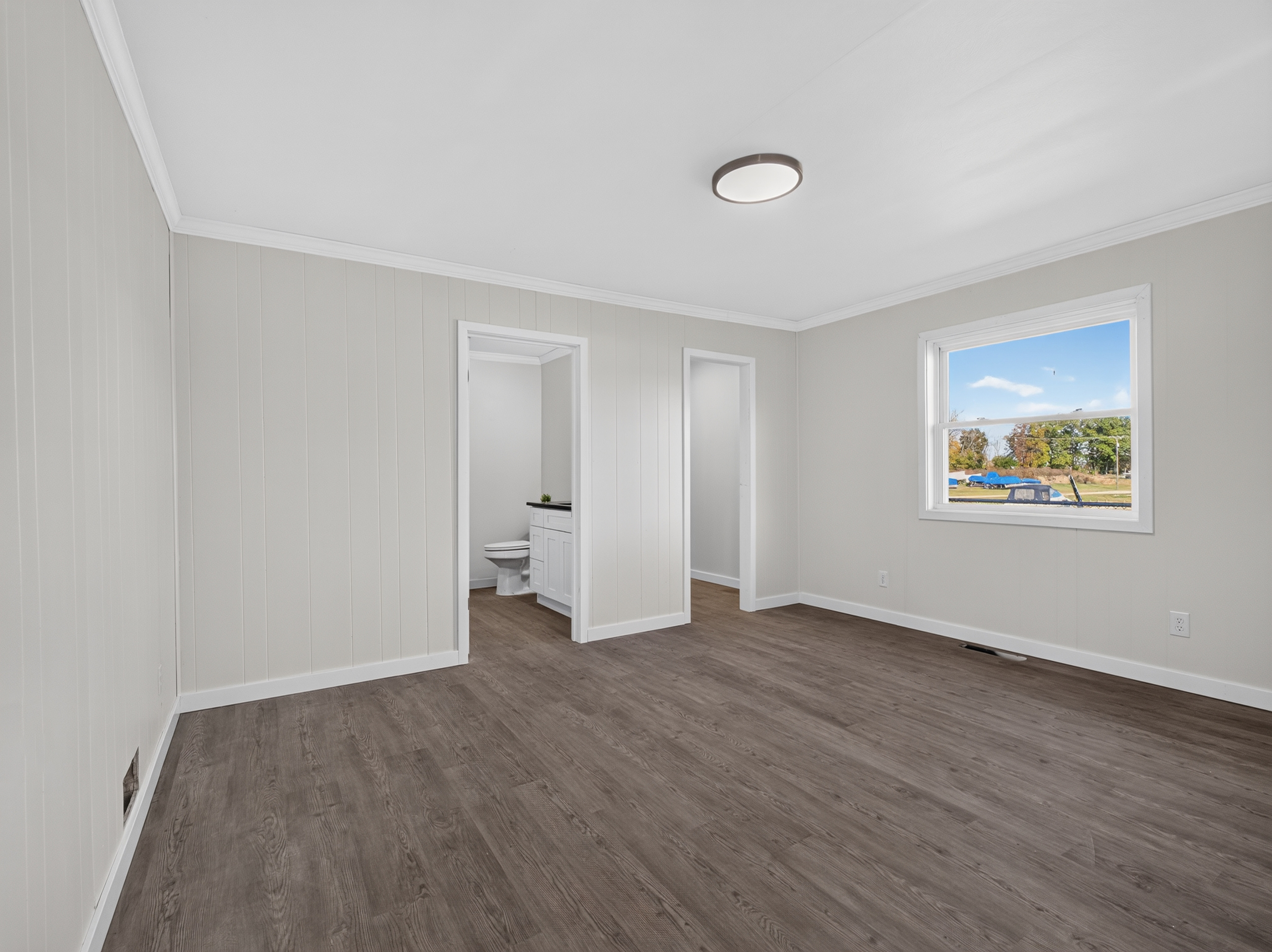  Beautifully Remodeled 4 Bedroom Home Featuring Lakefront Living - 物件實景