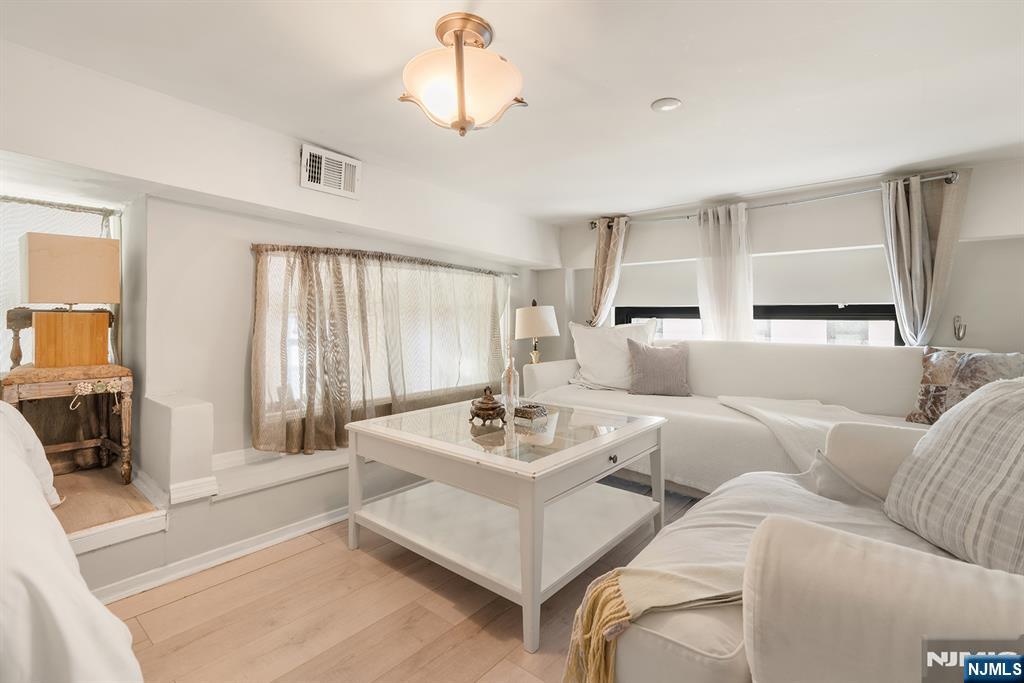 Weehawken, New Jersey, 07086, United States, 2 Bedrooms Bedrooms, ,2 BathroomsBathrooms,Residential,For Sale,1840362