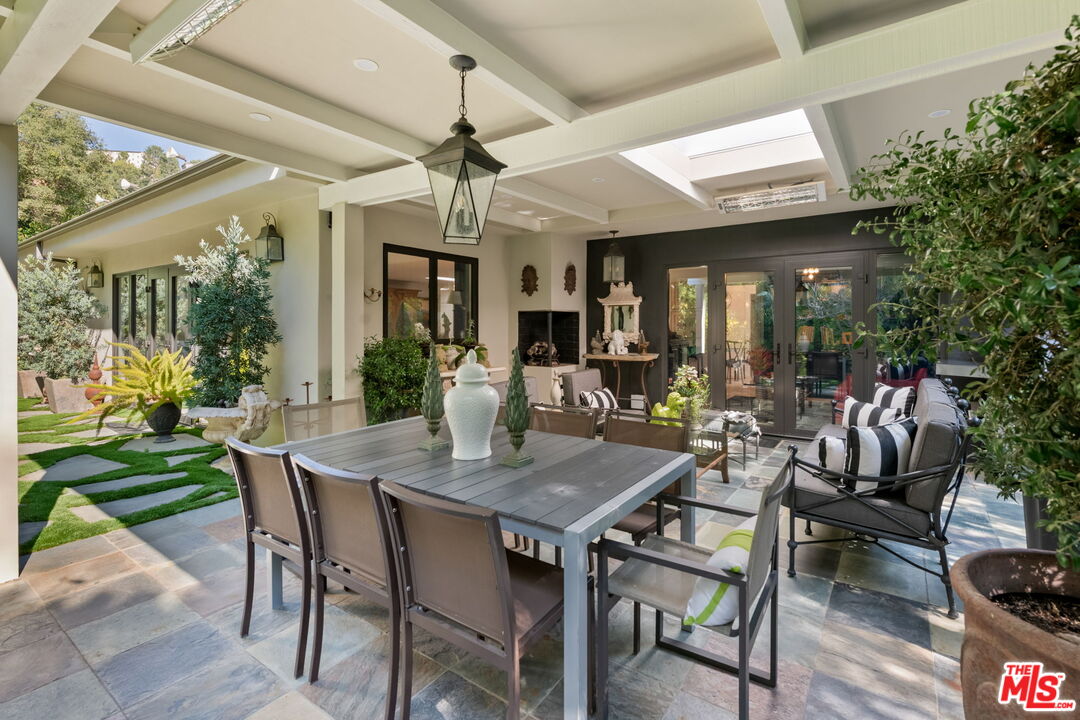 Los Angeles, California, 90049, United States, 4 Bedrooms Bedrooms, ,1 BathroomBathrooms,Residential,For Sale,1991602