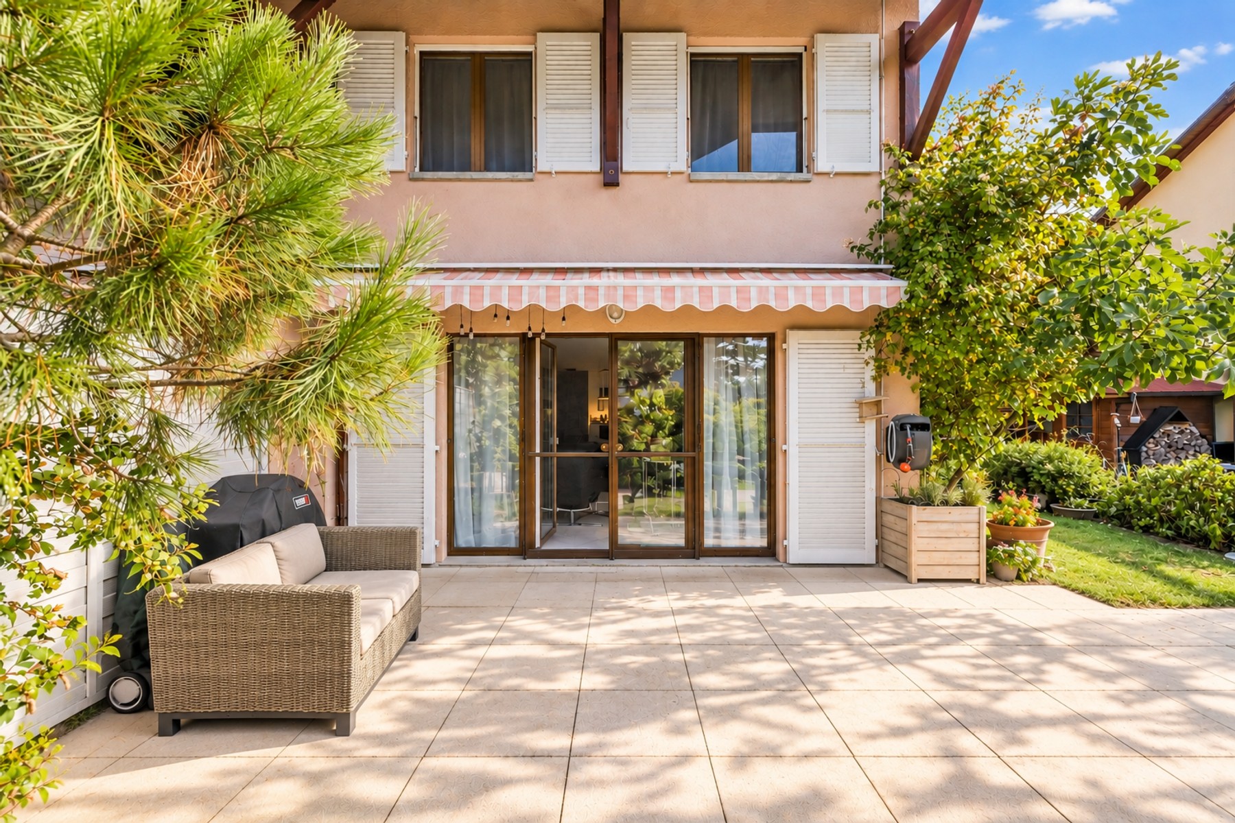  Semi-detached house with a gable roof and a peaceful garden in Chavannes-des-Boi - 物件實景