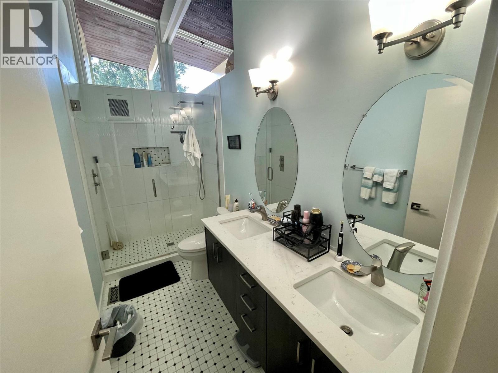 KAMLOOPS, British Columbia, V2H 1M4, CA, 5 Bedrooms Bedrooms, ,2 BathroomsBathrooms,Residential,For Sale,1912088