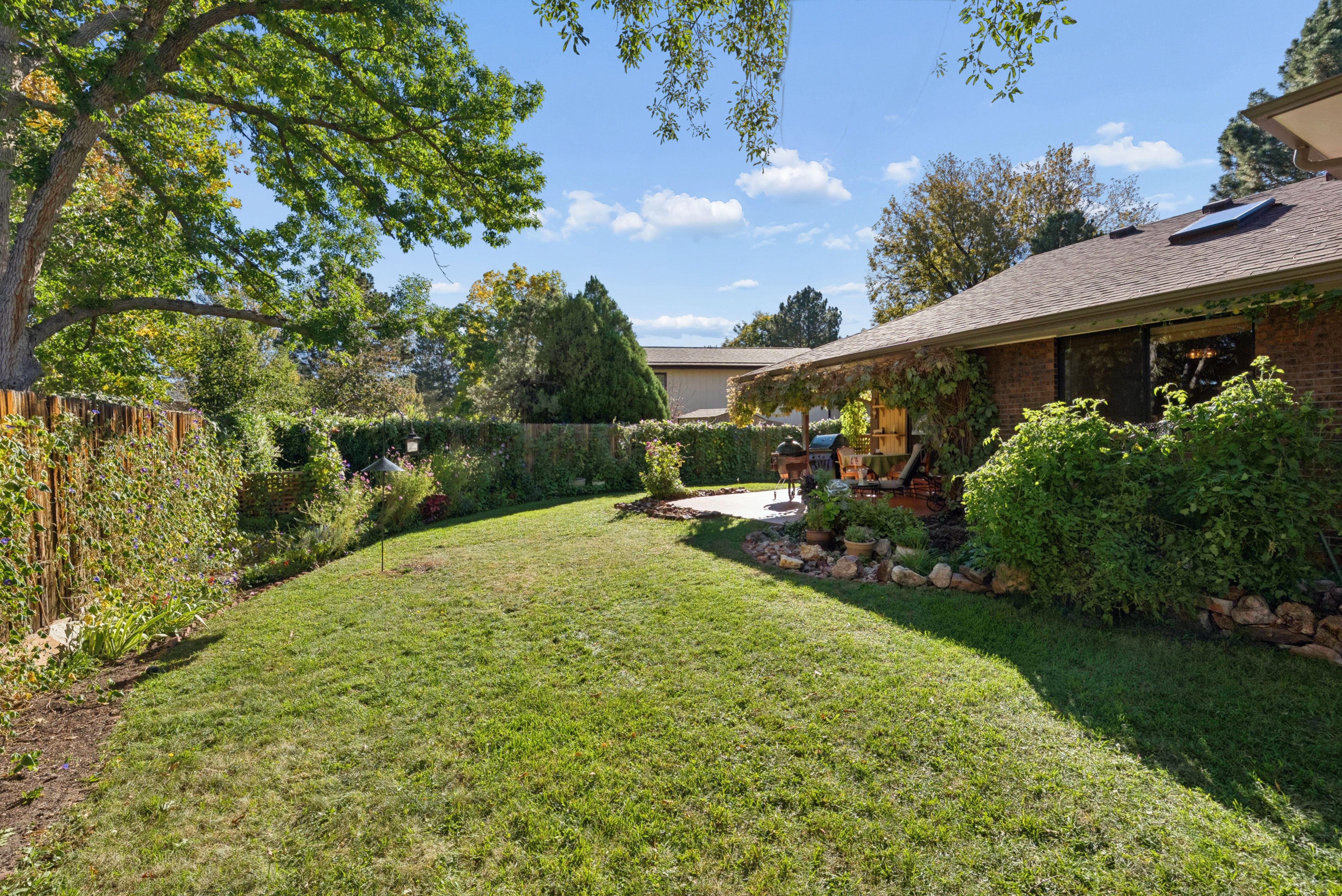  Beautifully refreshed home, tucked away on a quiet street & surrounded by trees - 物件實景