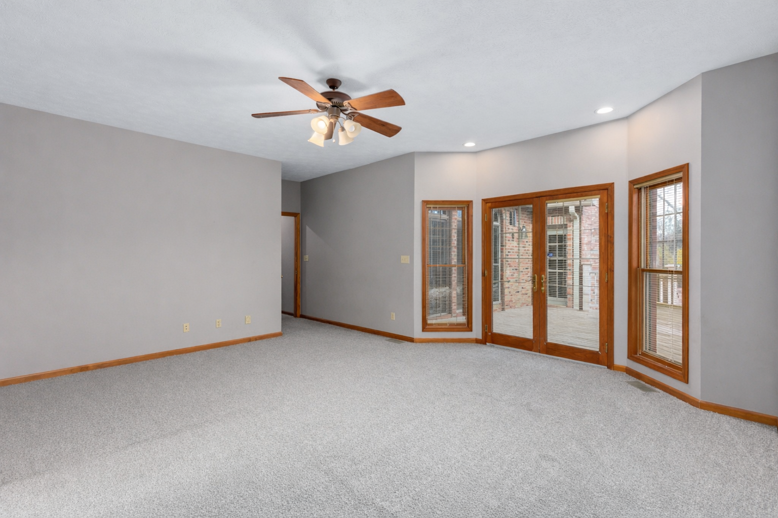 Litchfield, Illinois, 62056, United States, 5 Bedrooms Bedrooms, ,4 BathroomsBathrooms,Residential,For Sale,1986083