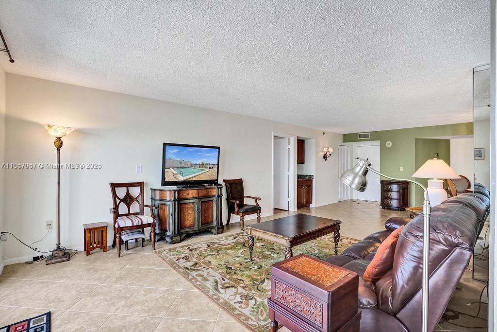 Hollywood, Florida, 33019, United States, 2 Bedrooms Bedrooms, ,2 BathroomsBathrooms,Residential,For Sale,1918580