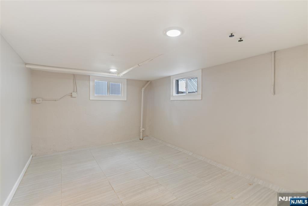 Teaneck, New Jersey, 07666, United States, 3 Bedrooms Bedrooms, ,2 BathroomsBathrooms,Residential,For Sale,1987513