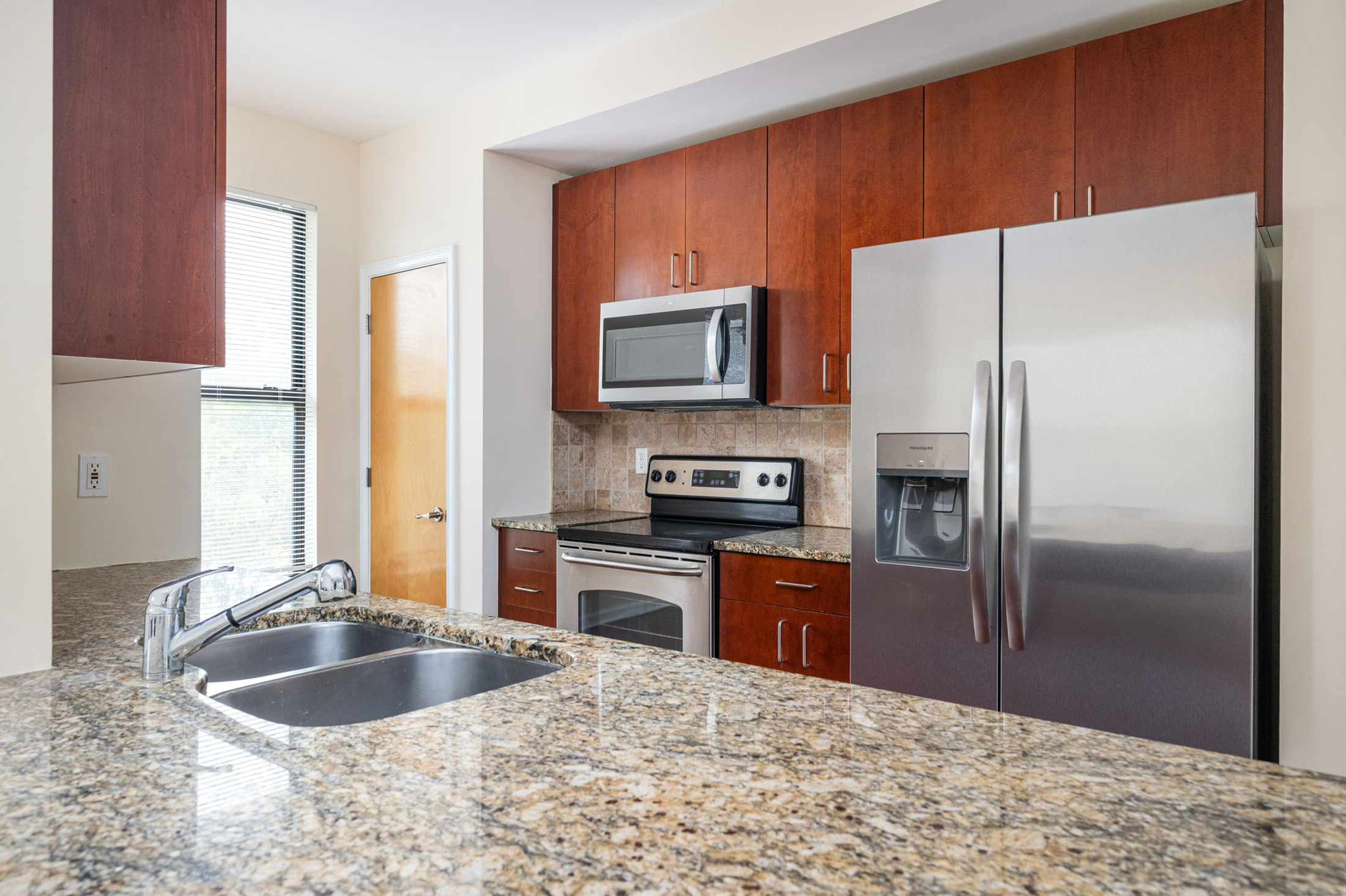  Rare Two Bedroom Home with a Private Garage at Sky Lofts - 物件實景