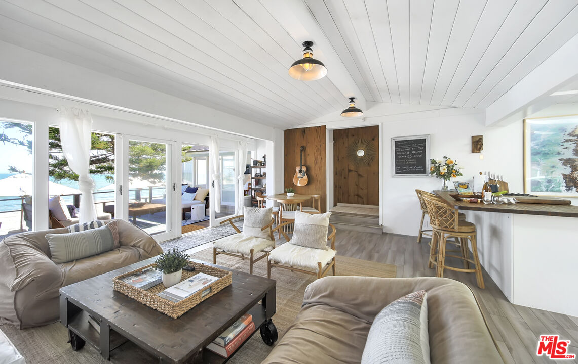 Malibu, California, 90265, United States, 3 Bedrooms Bedrooms, ,2 BathroomsBathrooms,Residential,For Sale,1992051