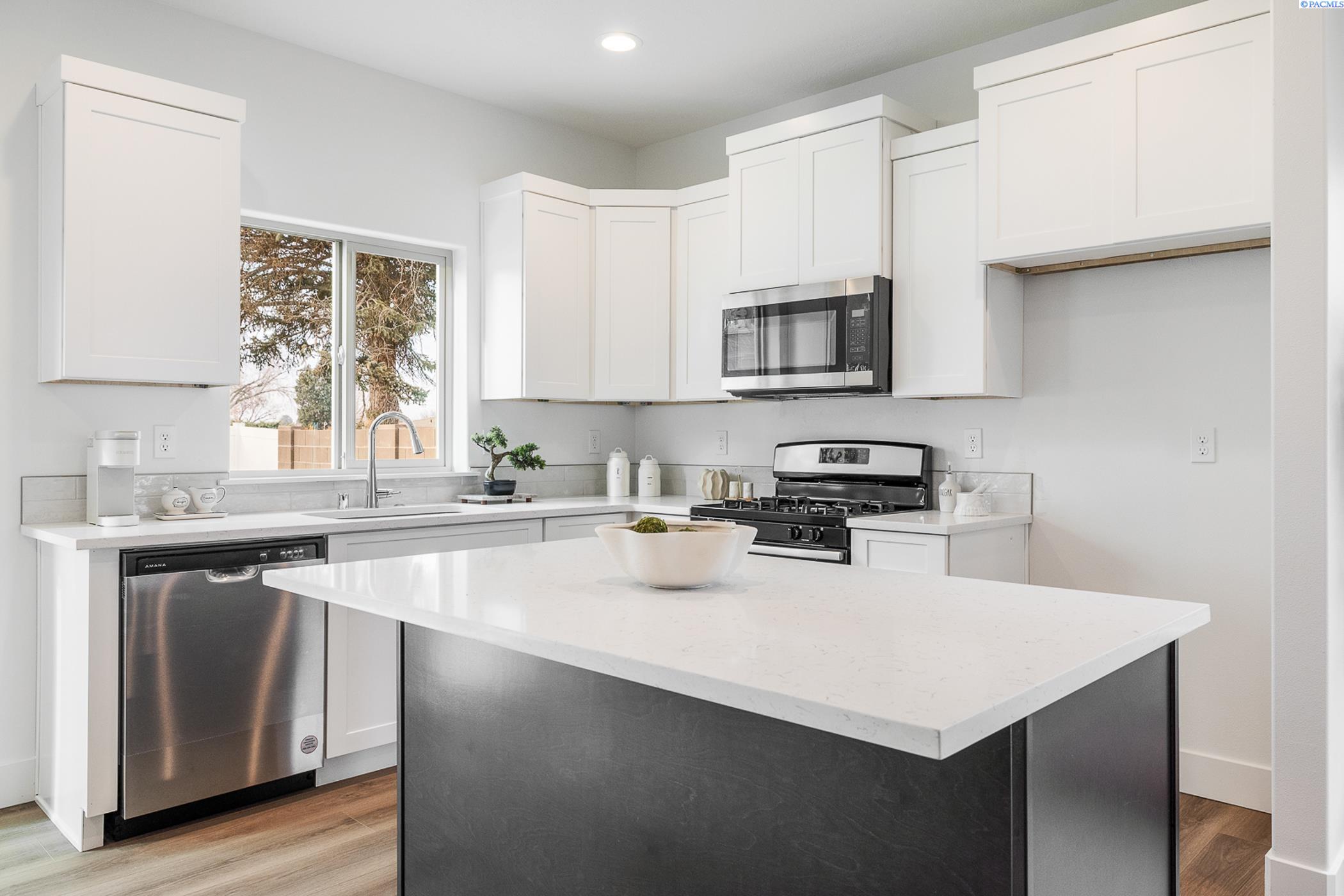 Kennewick, Washington, 99337, United States, 7 Bedrooms Bedrooms, ,Residential,For Sale,1949661