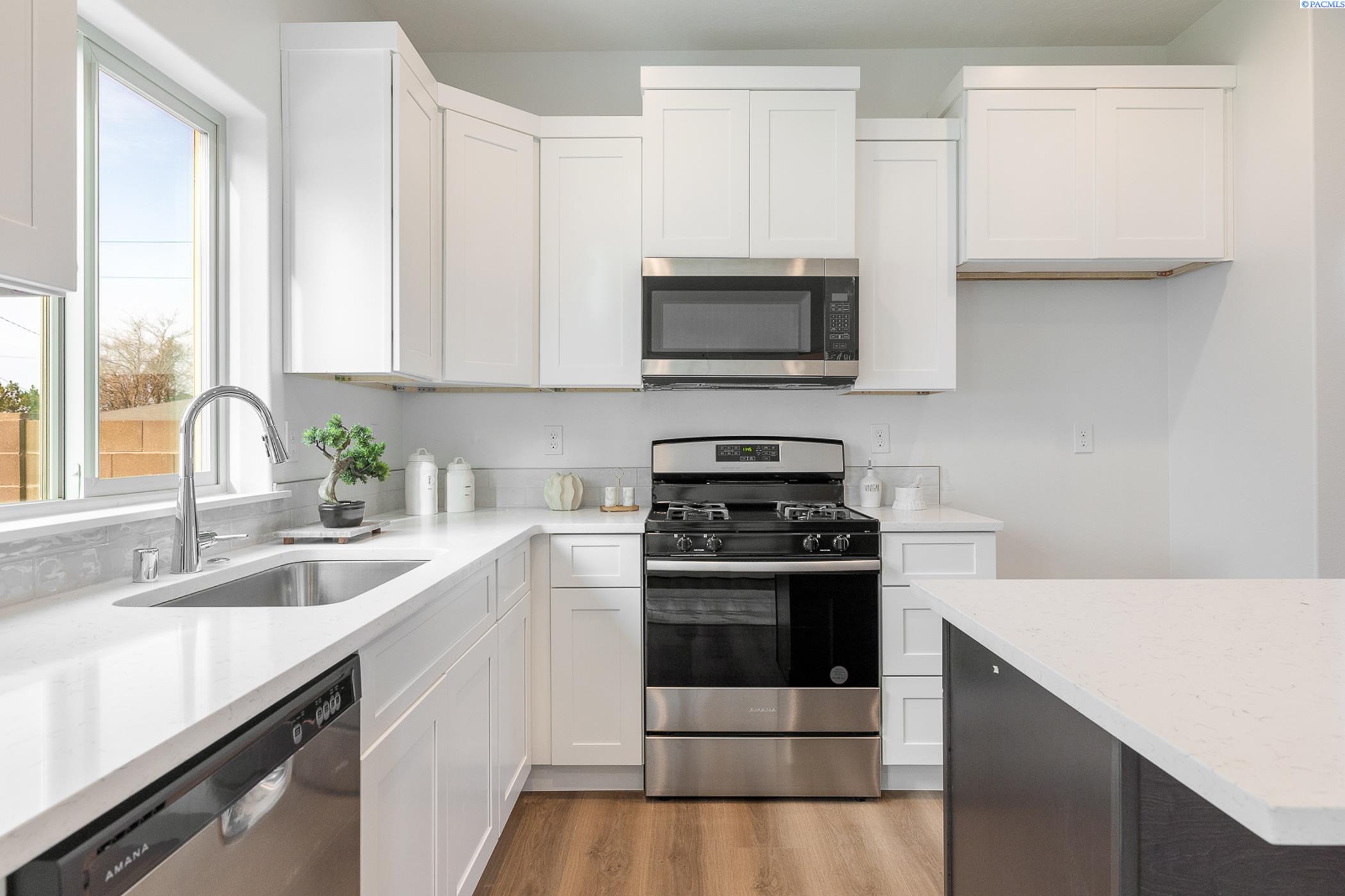 Kennewick, Washington, 99337, United States, 7 Bedrooms Bedrooms, ,Residential,For Sale,1949661