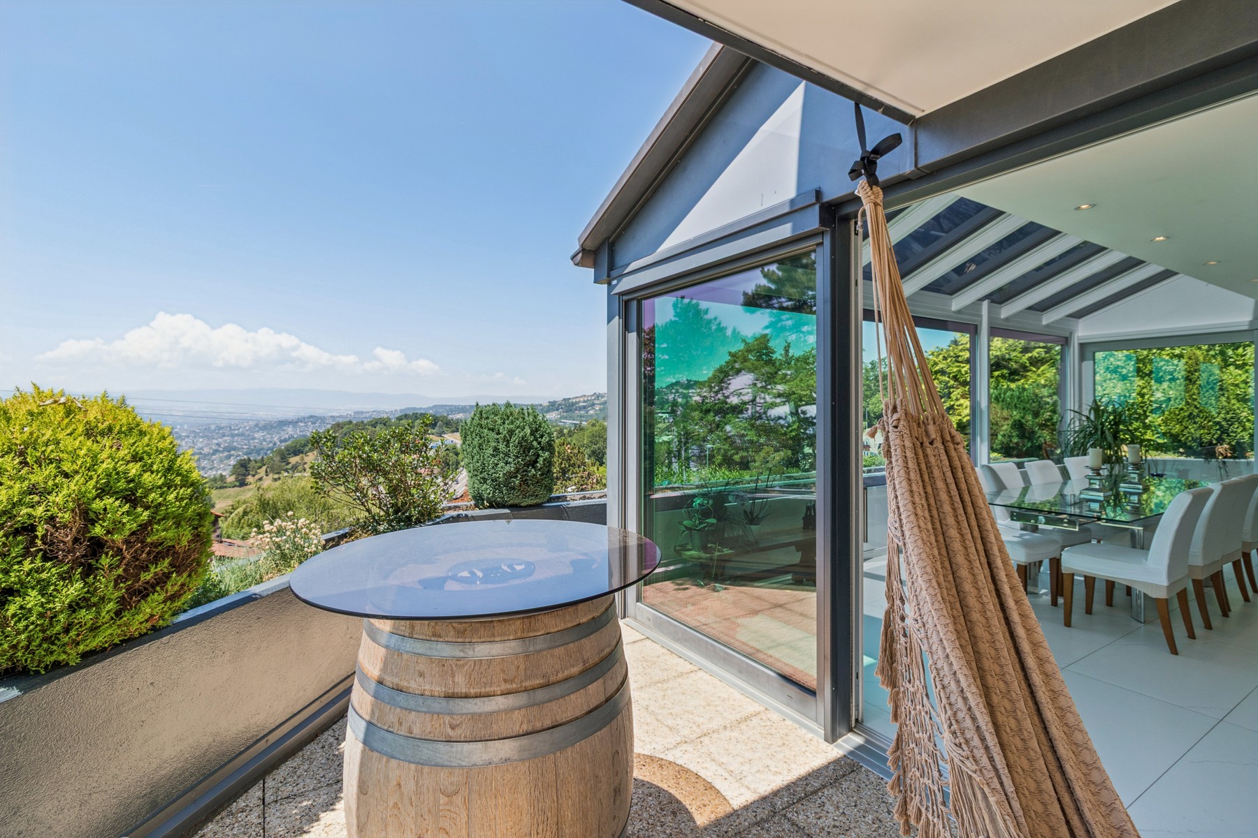  A property nestled between the sky, the lake, and the vineyards, offering an exc - 物件實景