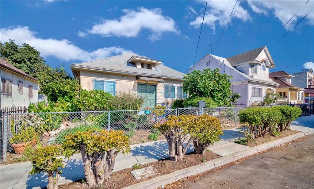 1520 S New Hampshire Avenue, Los Angeles, California, 90006, United States, 2 Bedrooms Bedrooms, ,1 BathroomBathrooms,Residential,For Sale,1520 S New Hampshire Avenue,1599966
