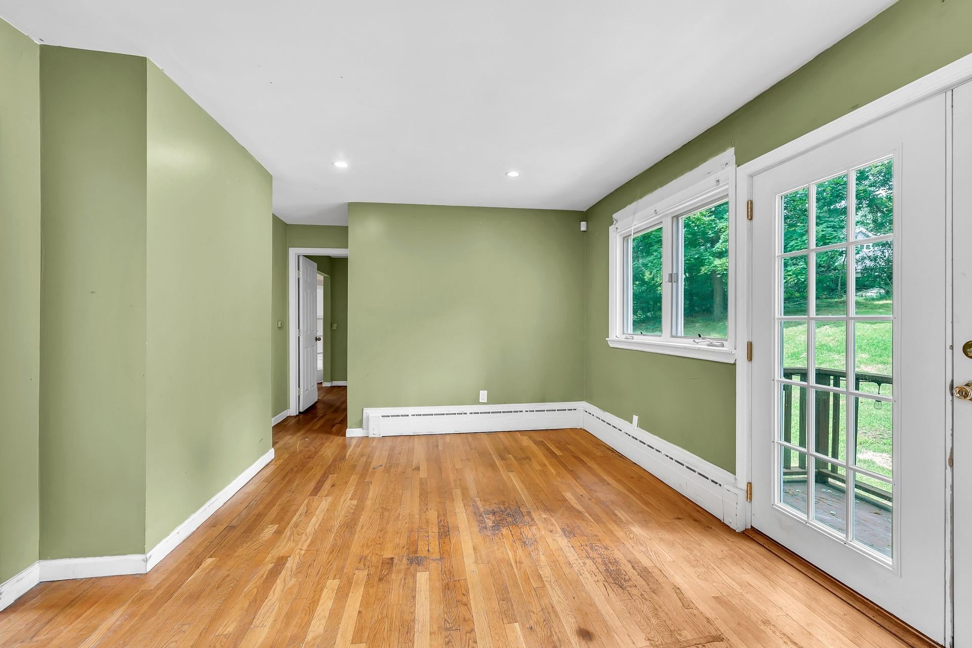 Huntington, New York, 11743, United States, 4 Bedrooms Bedrooms, ,3 BathroomsBathrooms,Residential,For Sale,1895271