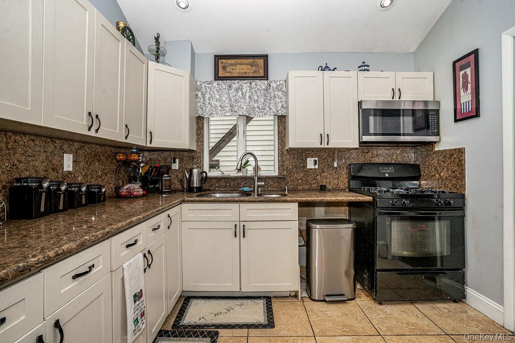 Lynbrook, New York, 11563, United States, 5 Bedrooms Bedrooms, ,3 BathroomsBathrooms,Residential,For Sale,1917433