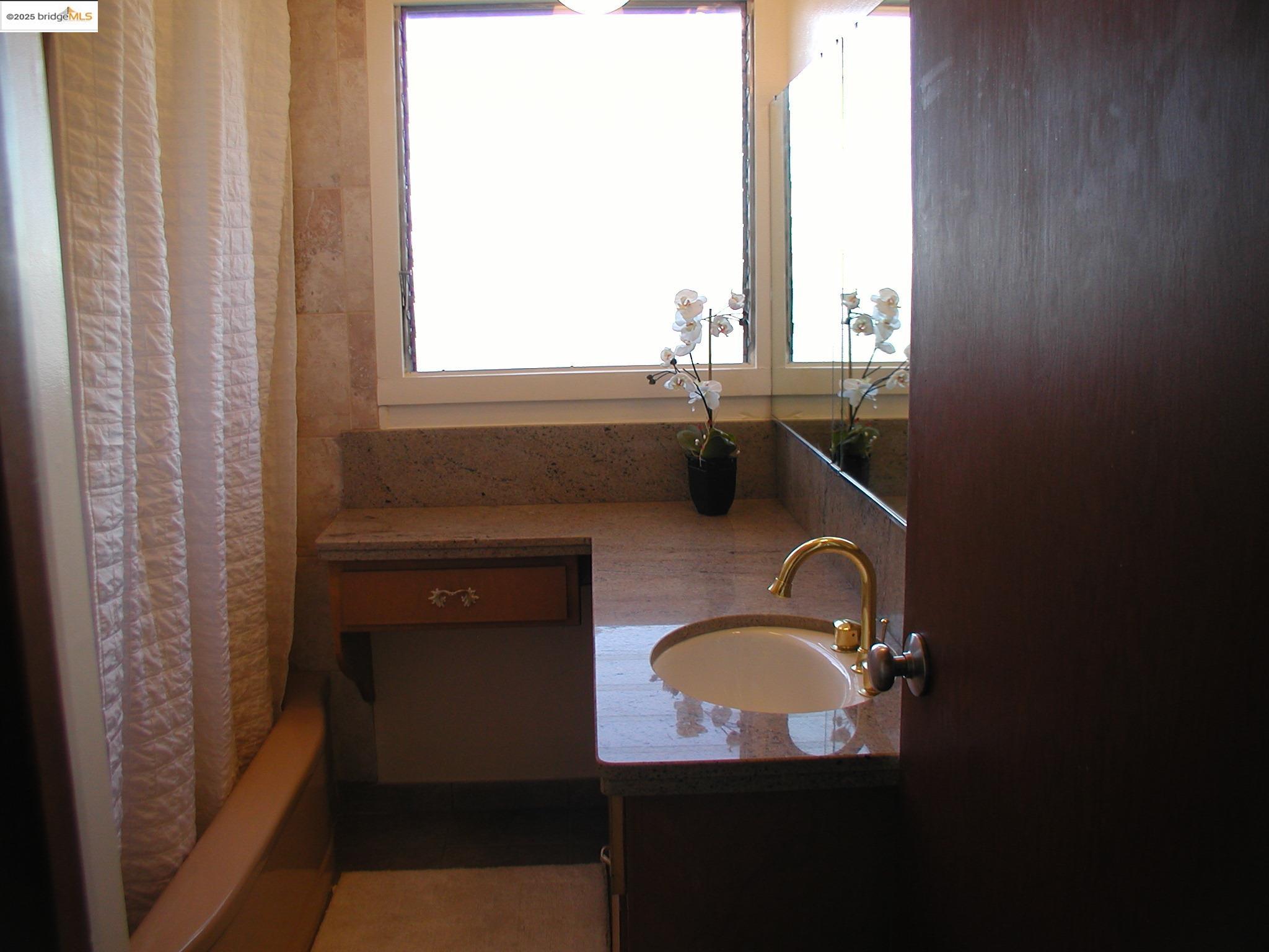 Oakland, California, 94611, United States, 2 Bedrooms Bedrooms, ,1 BathroomBathrooms,Residential,For Sale,1803995