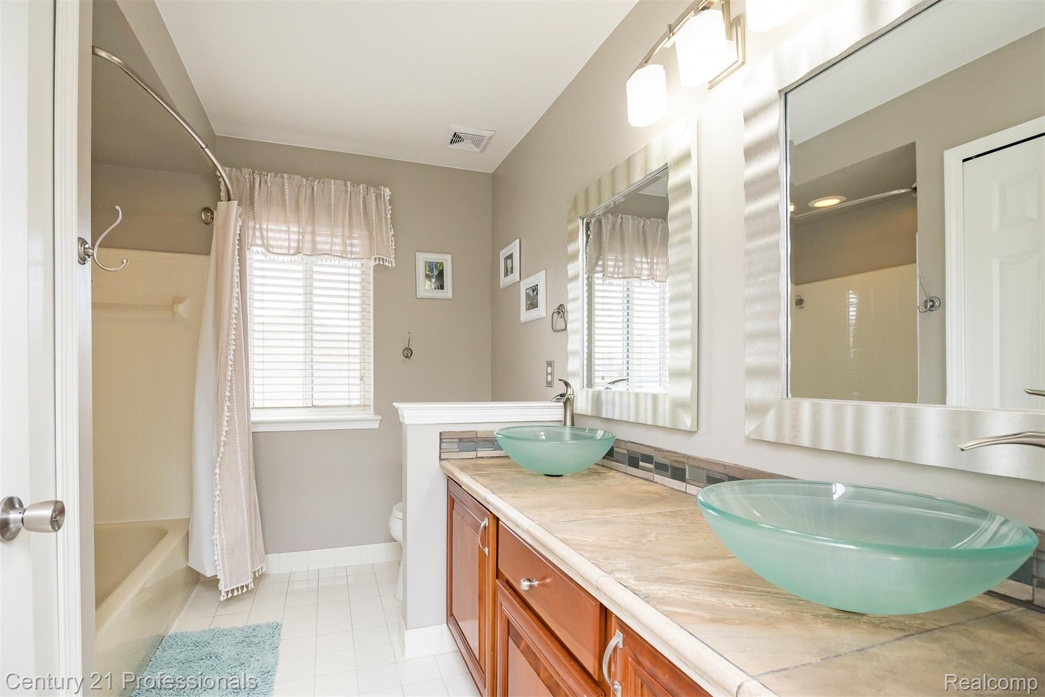 Macomb, Michigan, 48044, United States, 4 Bedrooms Bedrooms, ,3 BathroomsBathrooms,Residential,For Sale,1997727