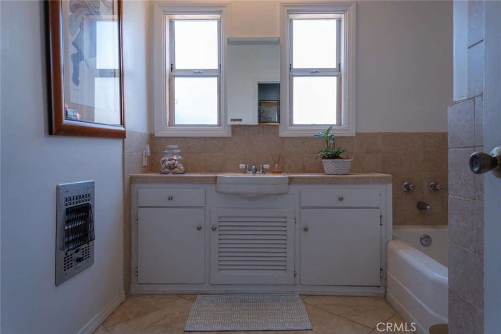 Los Angeles, California, 90008, United States, 3 Bedrooms Bedrooms, ,3 BathroomsBathrooms,Residential,For Sale,1984271