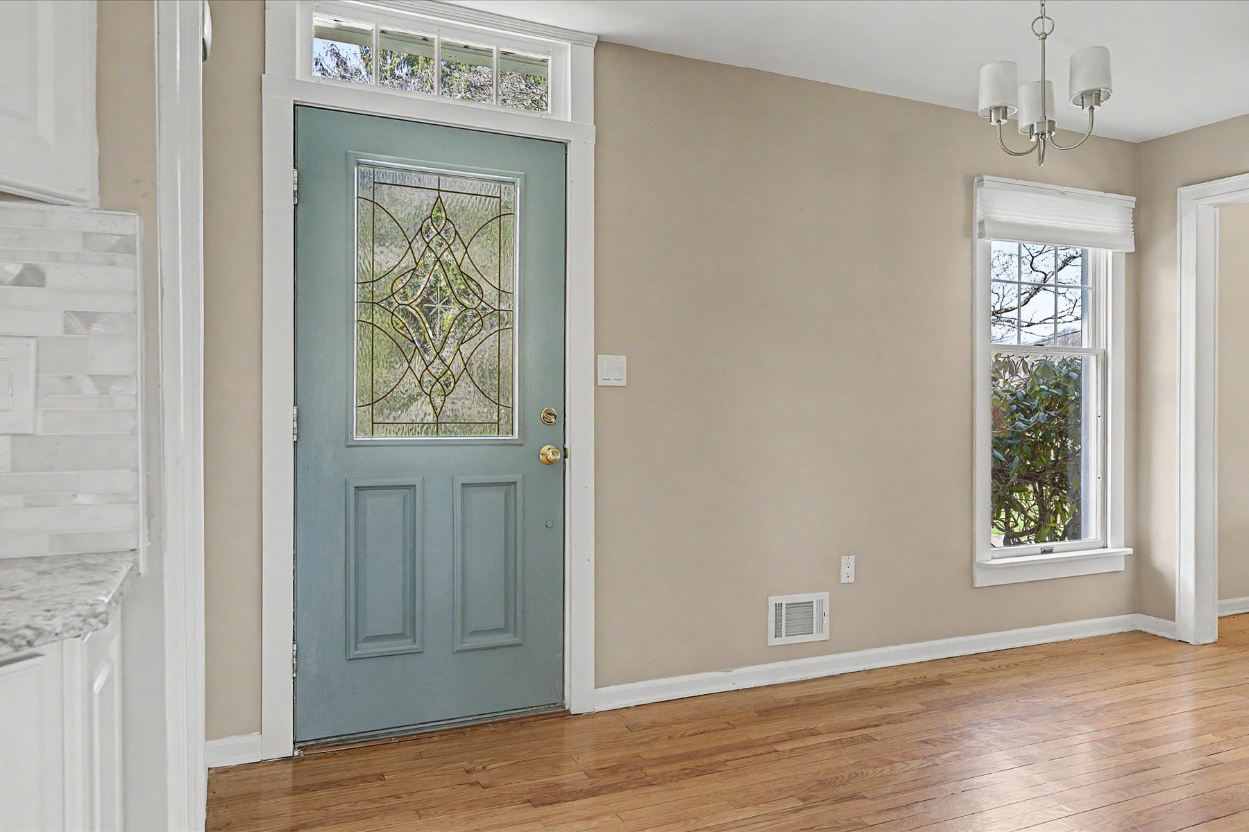  Lovely Cape Cod Home Situated on Two Private Acres - 物件實景