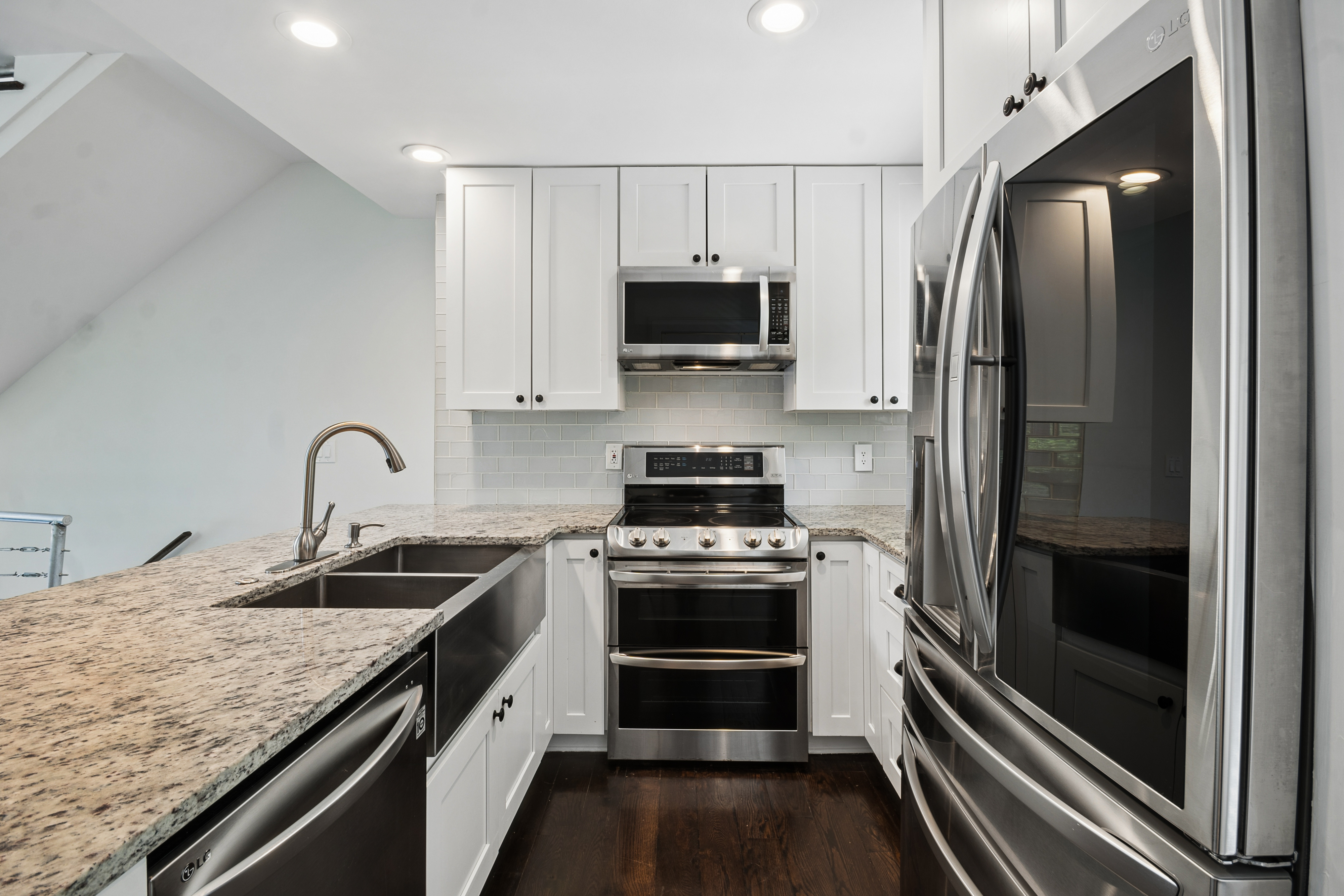  Updated, End-Unit Townhome in the Heart of Edgewood - 物件實景