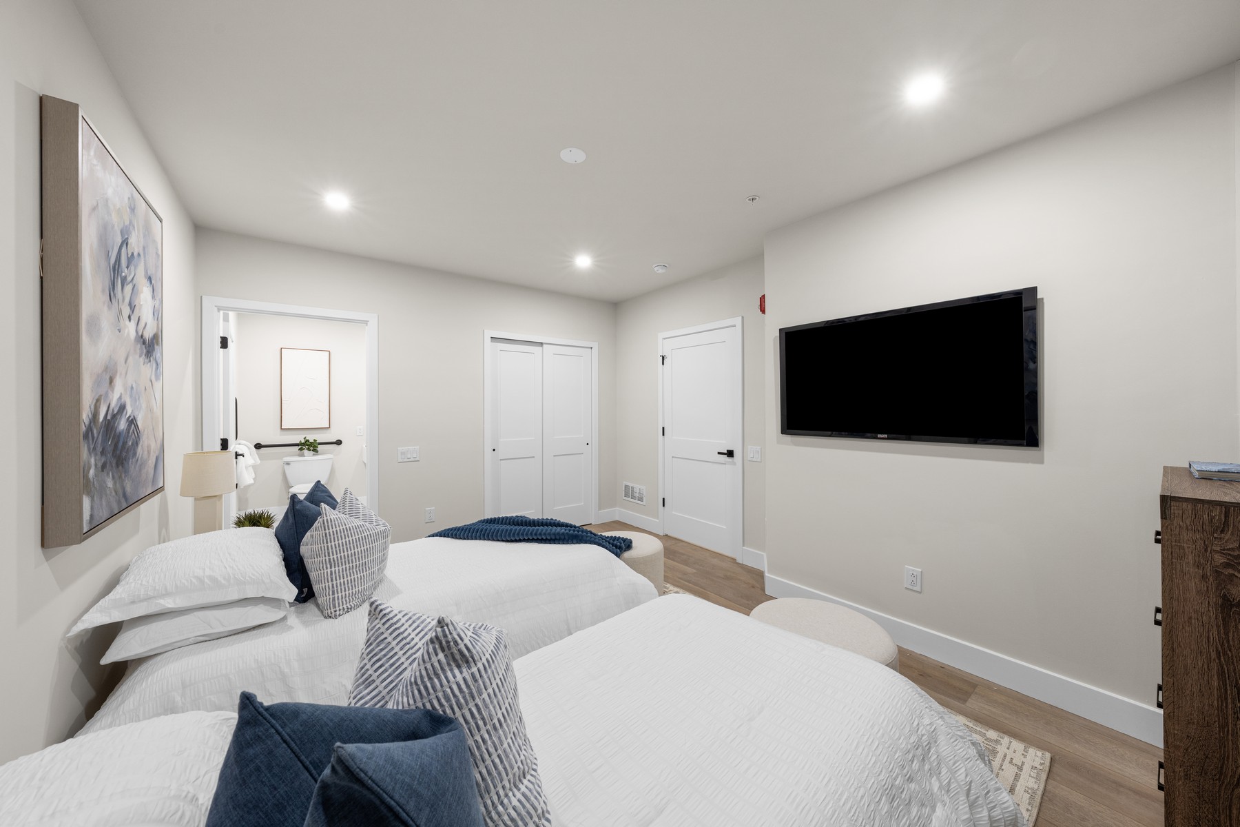  323 E Oak Avenue #202 - 物件實景