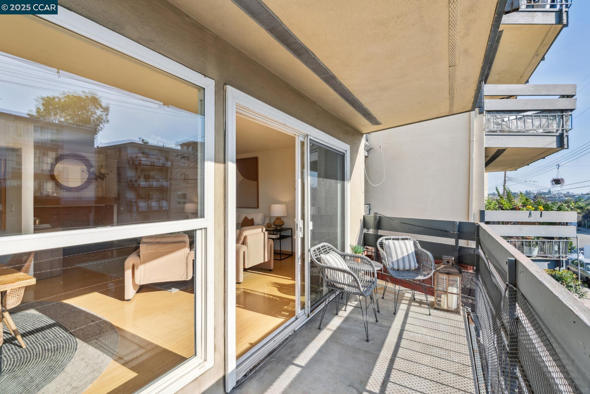 Oakland, California, 94610, United States, 2 Bedrooms Bedrooms, ,2 BathroomsBathrooms,Residential,For Sale,1984718