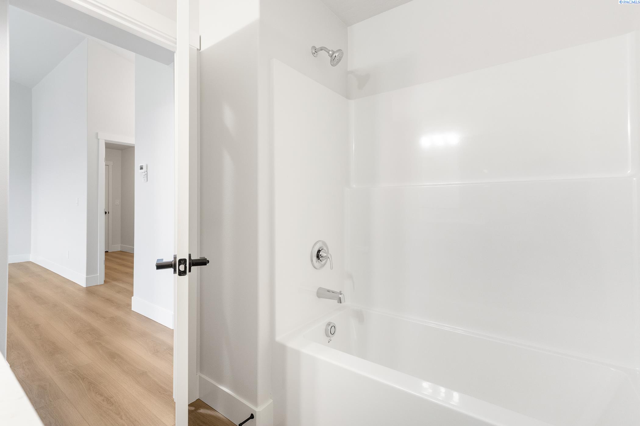 Kennewick, Washington, 99338, United States, 4 Bedrooms Bedrooms, ,1 BathroomBathrooms,Residential,For Sale,1988920