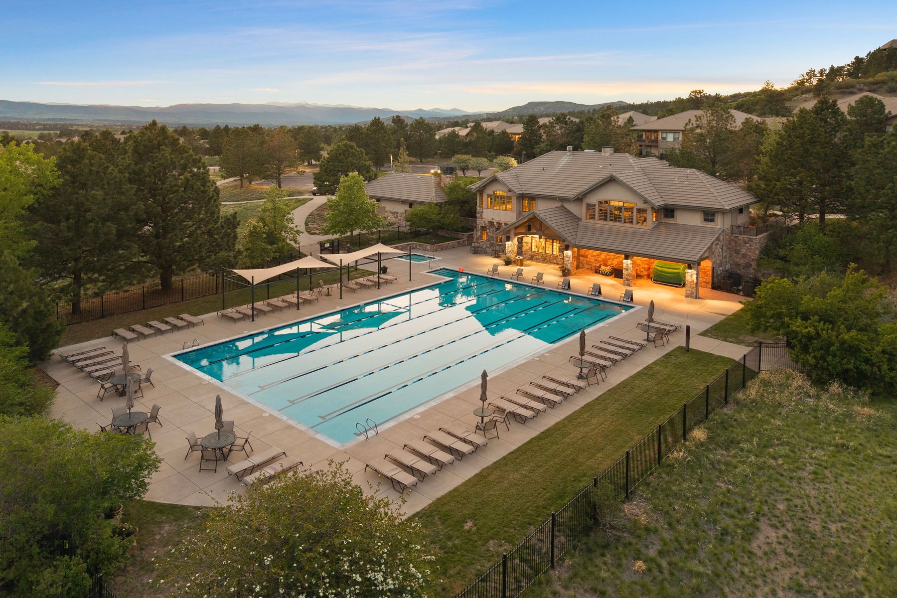  set against a backdrop  of colorado mountain views - 物件實景