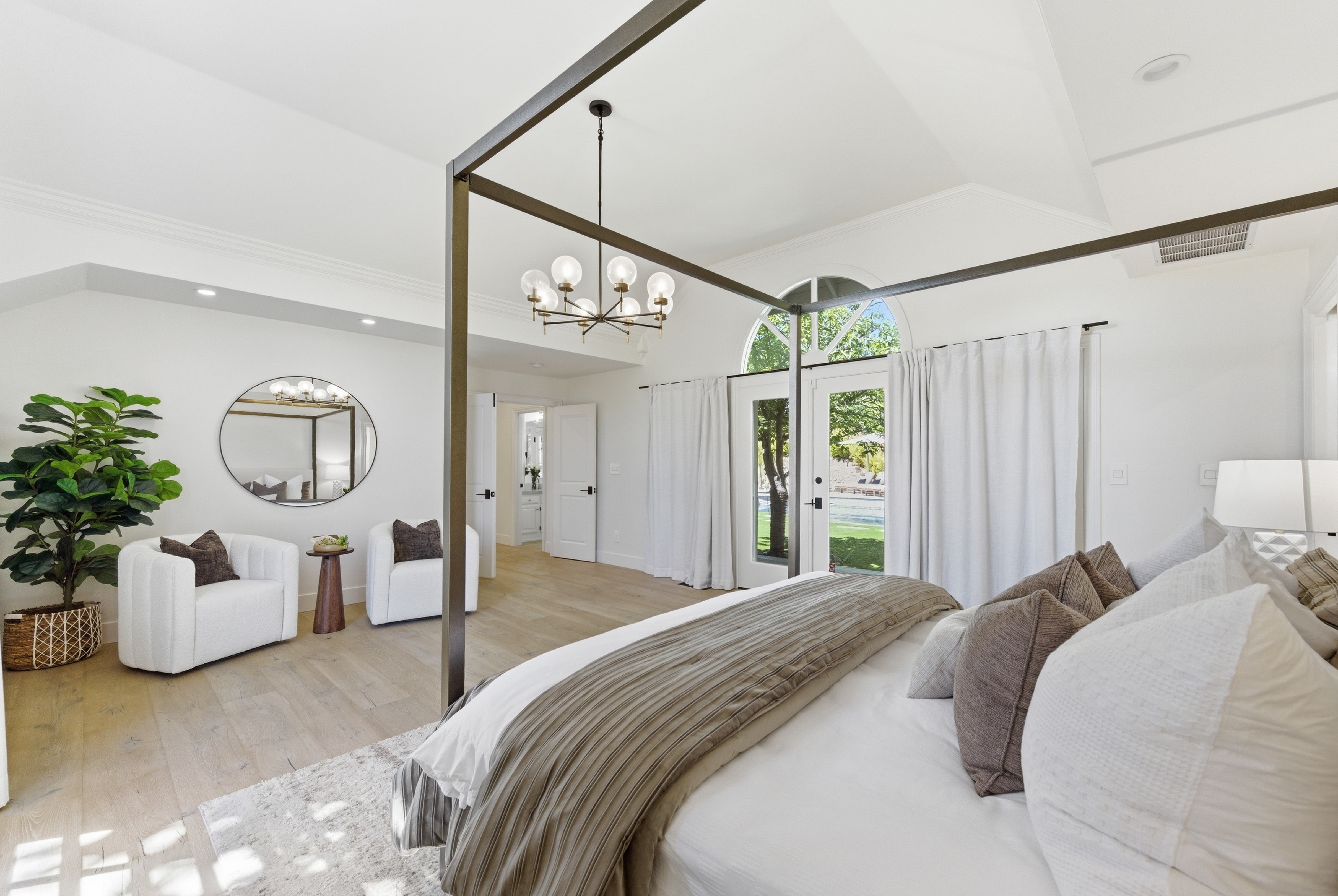  Timeless Transitional Estate with Resort-Style Backyard - 物件實景