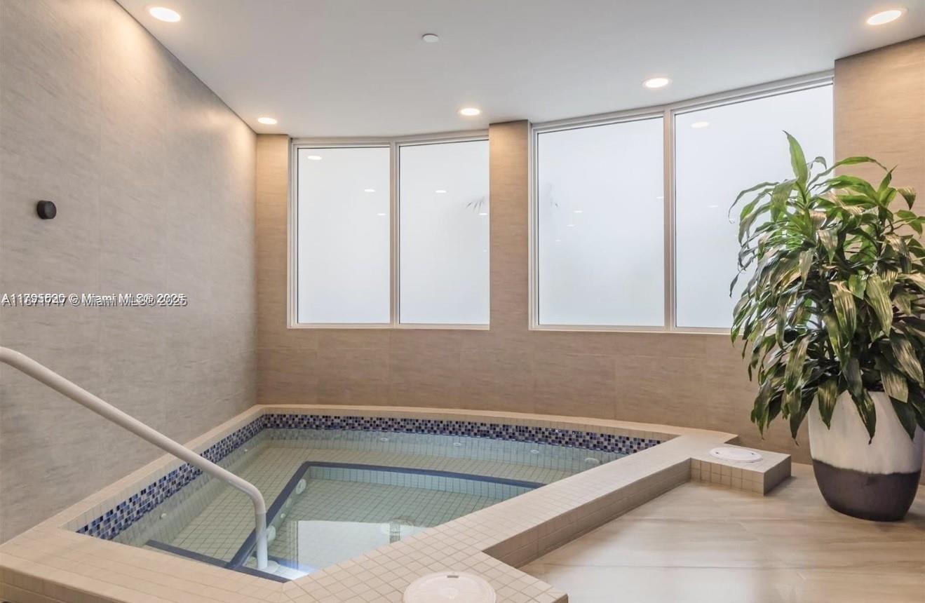 Aventura, Florida, 33180, United States, 2 Bedrooms Bedrooms, ,2 BathroomsBathrooms,Residential,For Sale,1939404