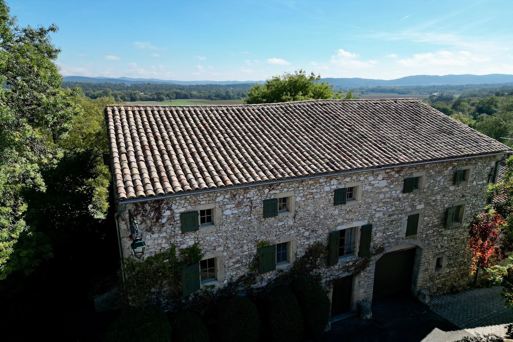  Elegant Stone Residence with Exceptional Volumes and Timeless Charm - 物件實景
