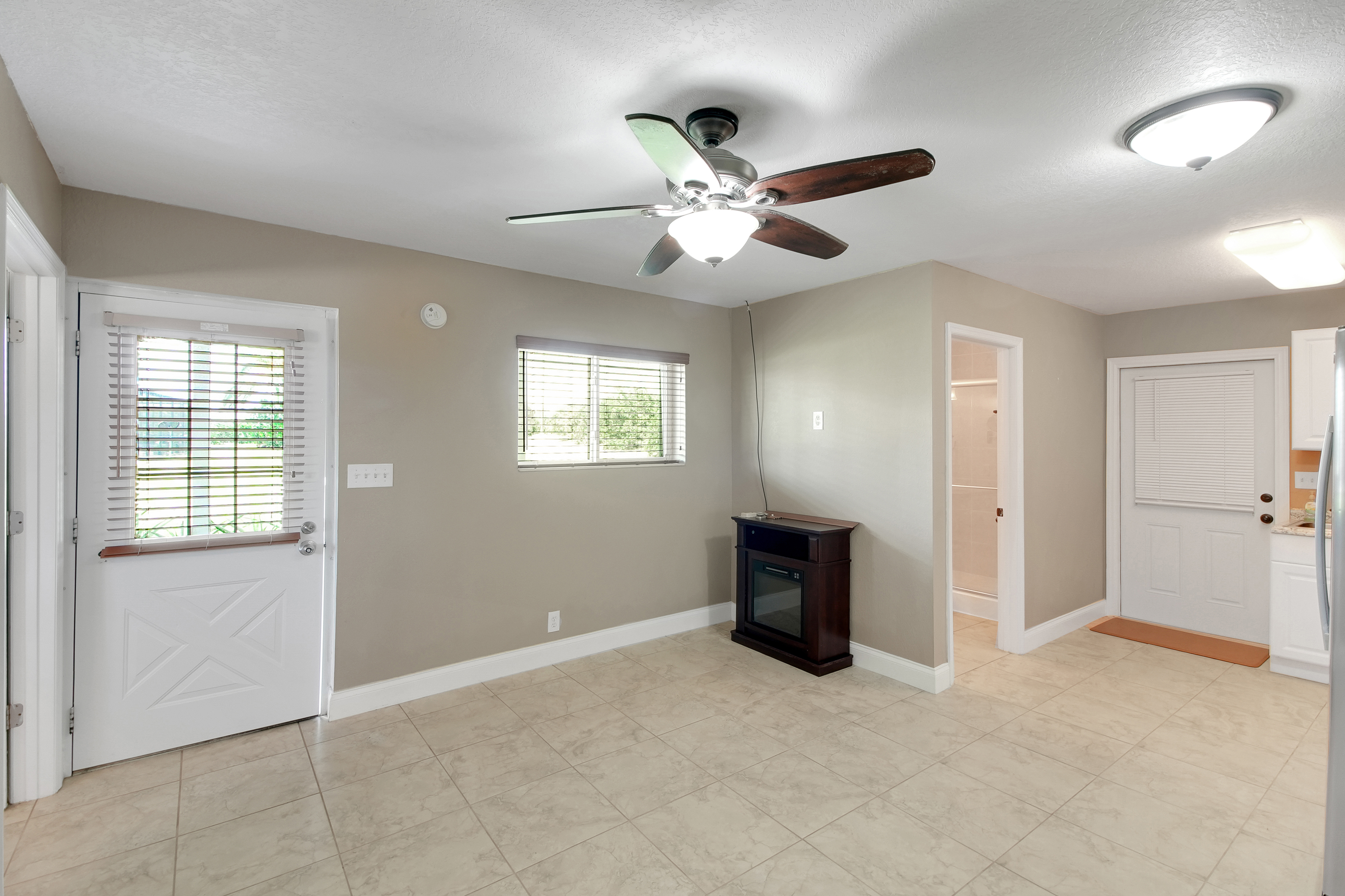 Weirsdale, Florida, 32195, United States, 4 Bedrooms Bedrooms, ,3 BathroomsBathrooms,Residential,For Sale,1900688
