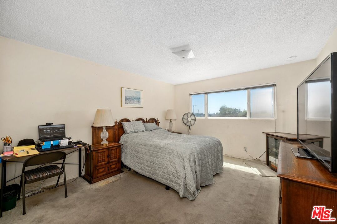 Los Angeles, California, 90056, United States, 5 Bedrooms Bedrooms, ,5 BathroomsBathrooms,Residential,For Sale,1918507