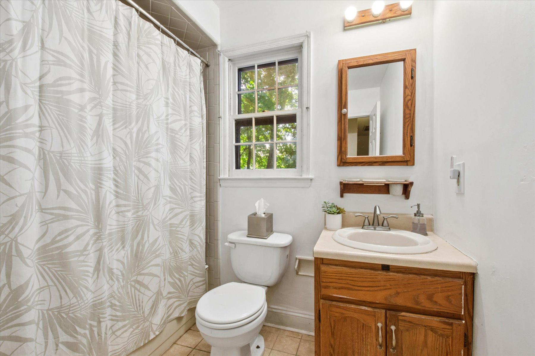  Opportunity Awaits to Reimagine Renovate and Make this Cape Cod Home Your Own - 物件實景