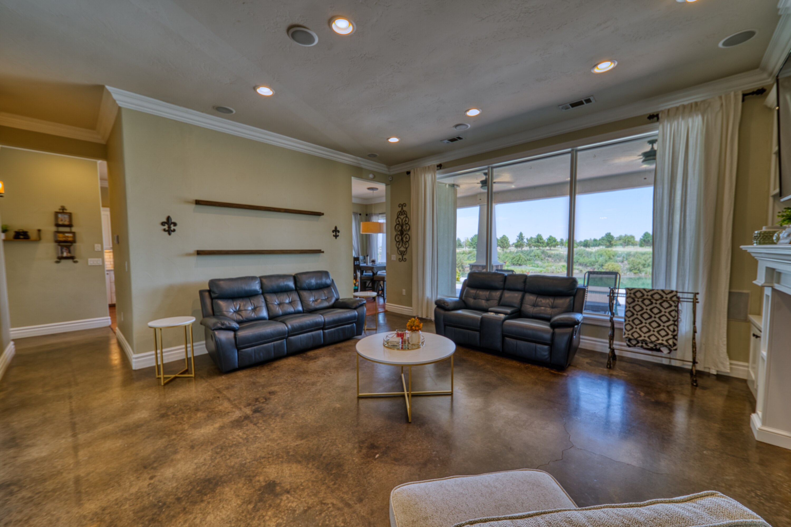 Carlsbad, New Mexico, 88220, United States, 5 Bedrooms Bedrooms, ,4 BathroomsBathrooms,Residential,For Sale,1974334