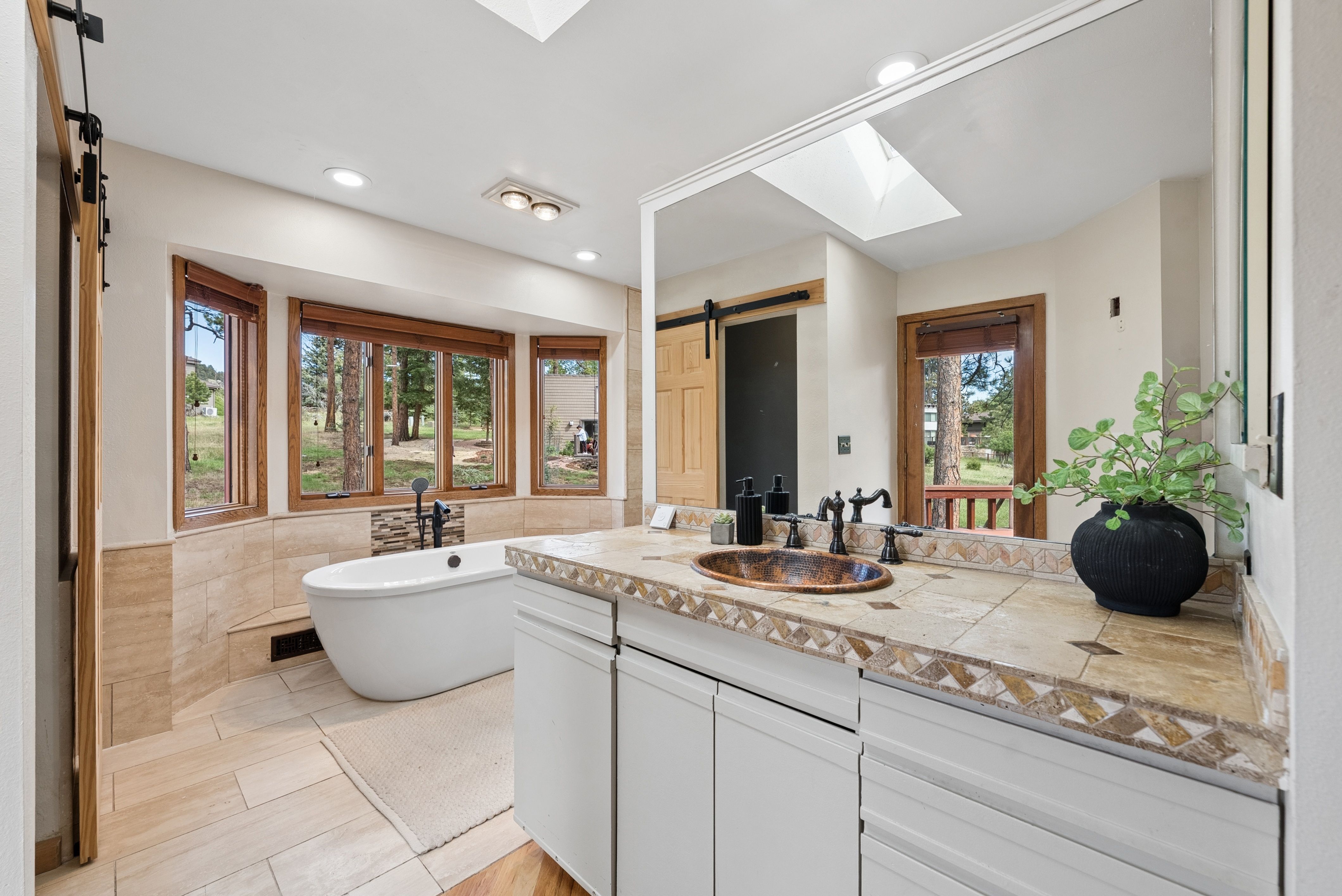  Beautiful Genesee Home With Over 4,500 Finished Sq Ft with Walk Out Basement - 物件實景