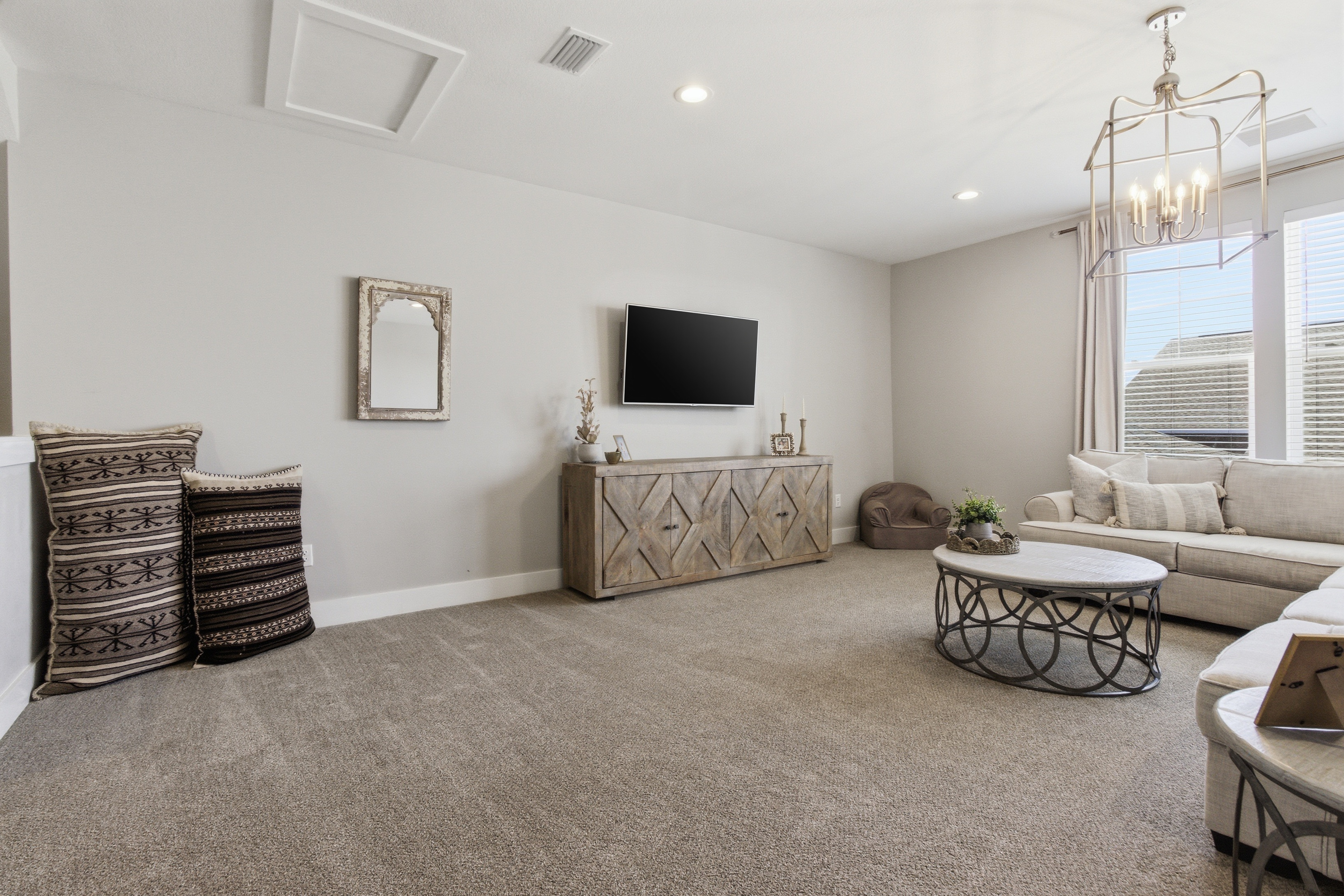  Spacious Corner-Lot Retreat With Flexible Living - 物件實景