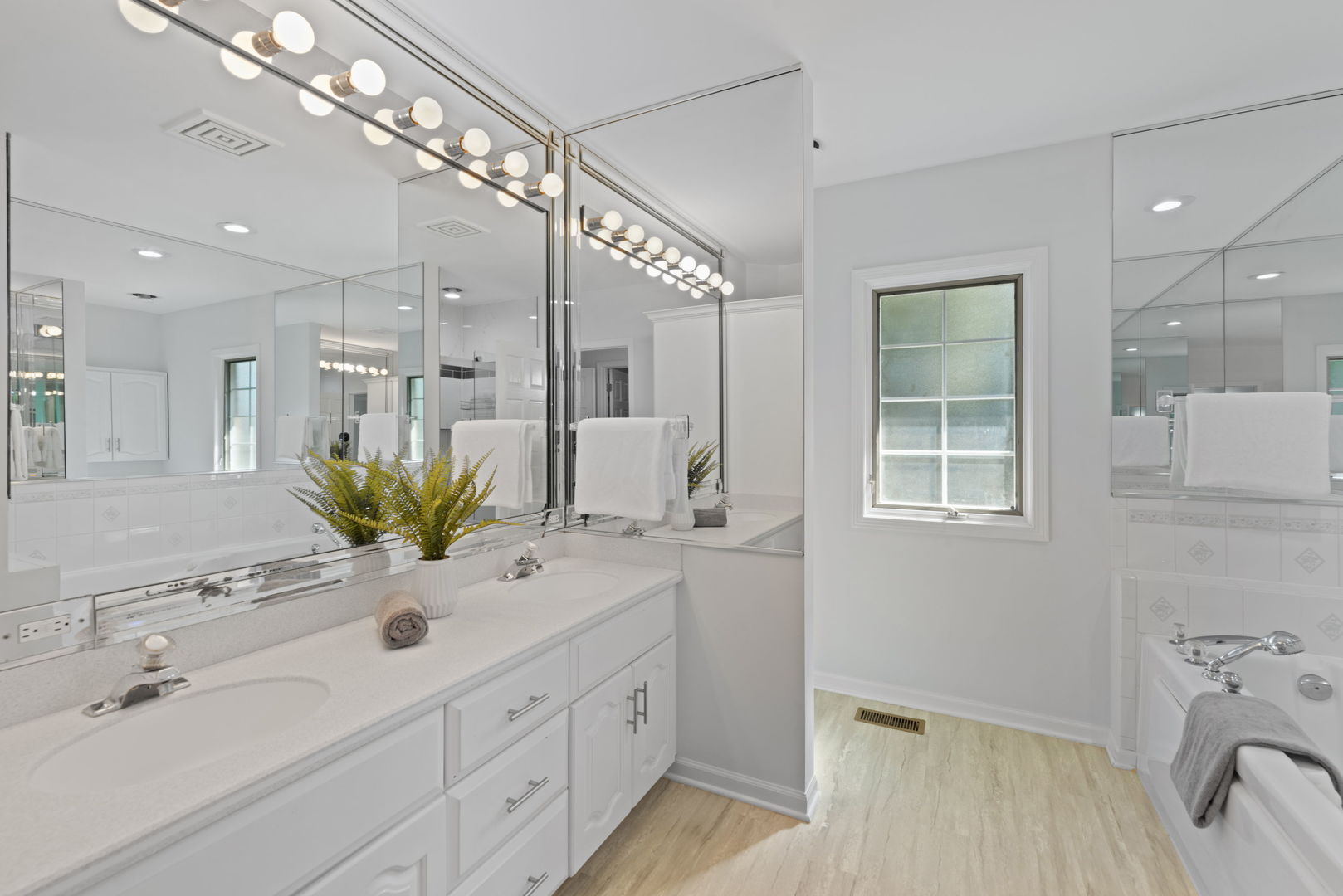 Oak Brook, Illinois, 60523, United States, 7 Bedrooms Bedrooms, ,5 BathroomsBathrooms,Residential,For Sale,1990925