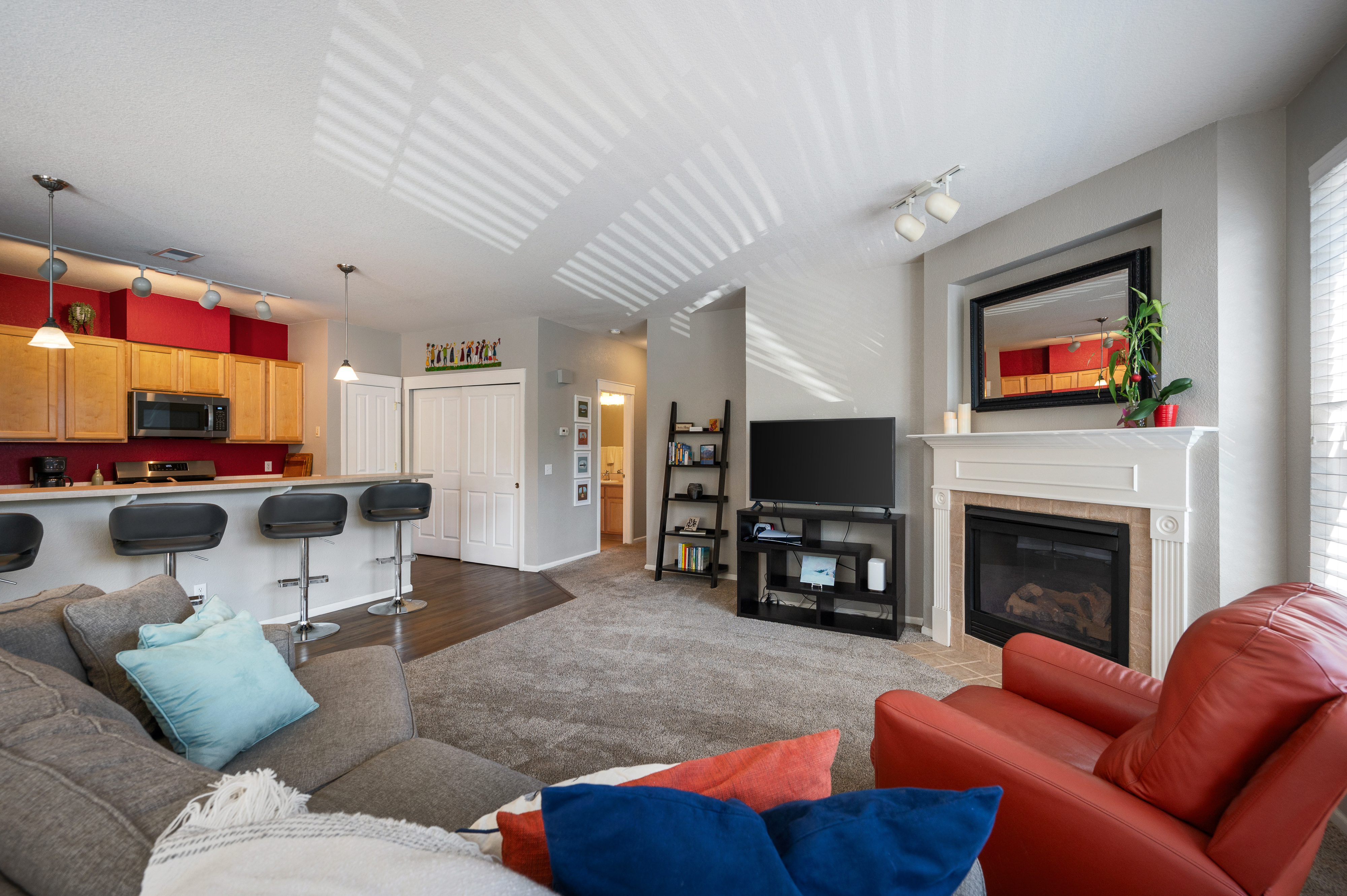  Beautifully Designed 2nd-floor Condo in Sought-after Community of Edgewater Park - 物件實景