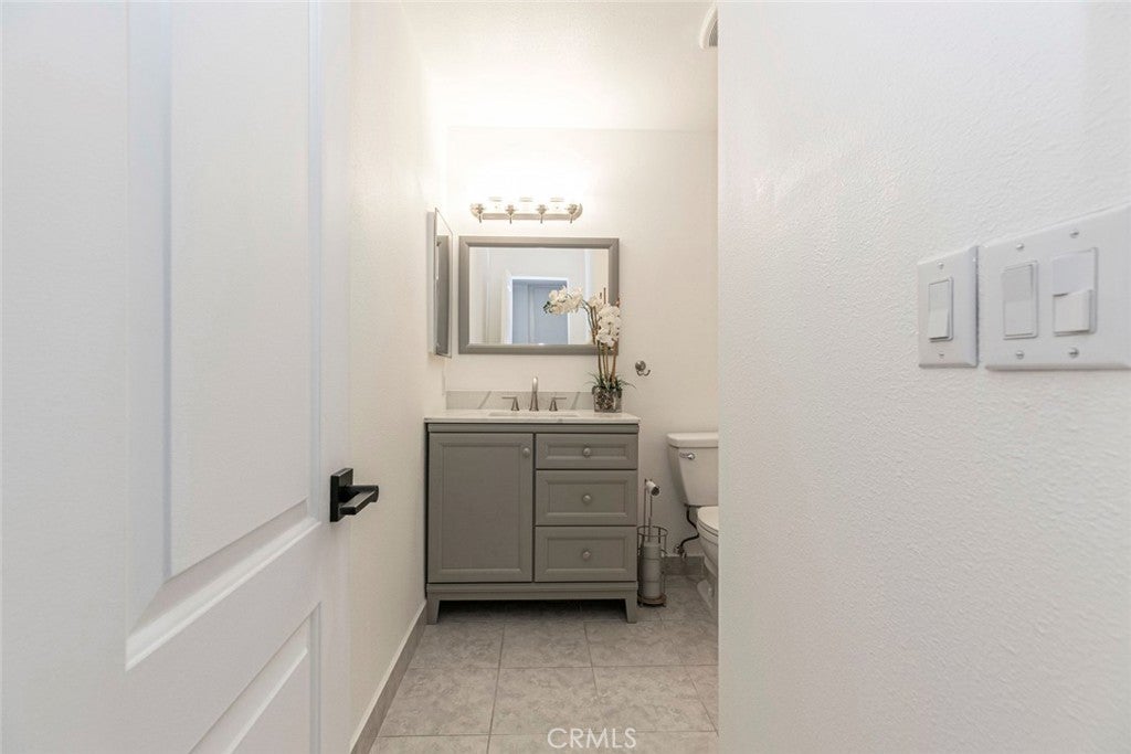 Van Nuys, California, 91411, United States, 2 Bedrooms Bedrooms, ,2 BathroomsBathrooms,Residential,For Sale,1954543