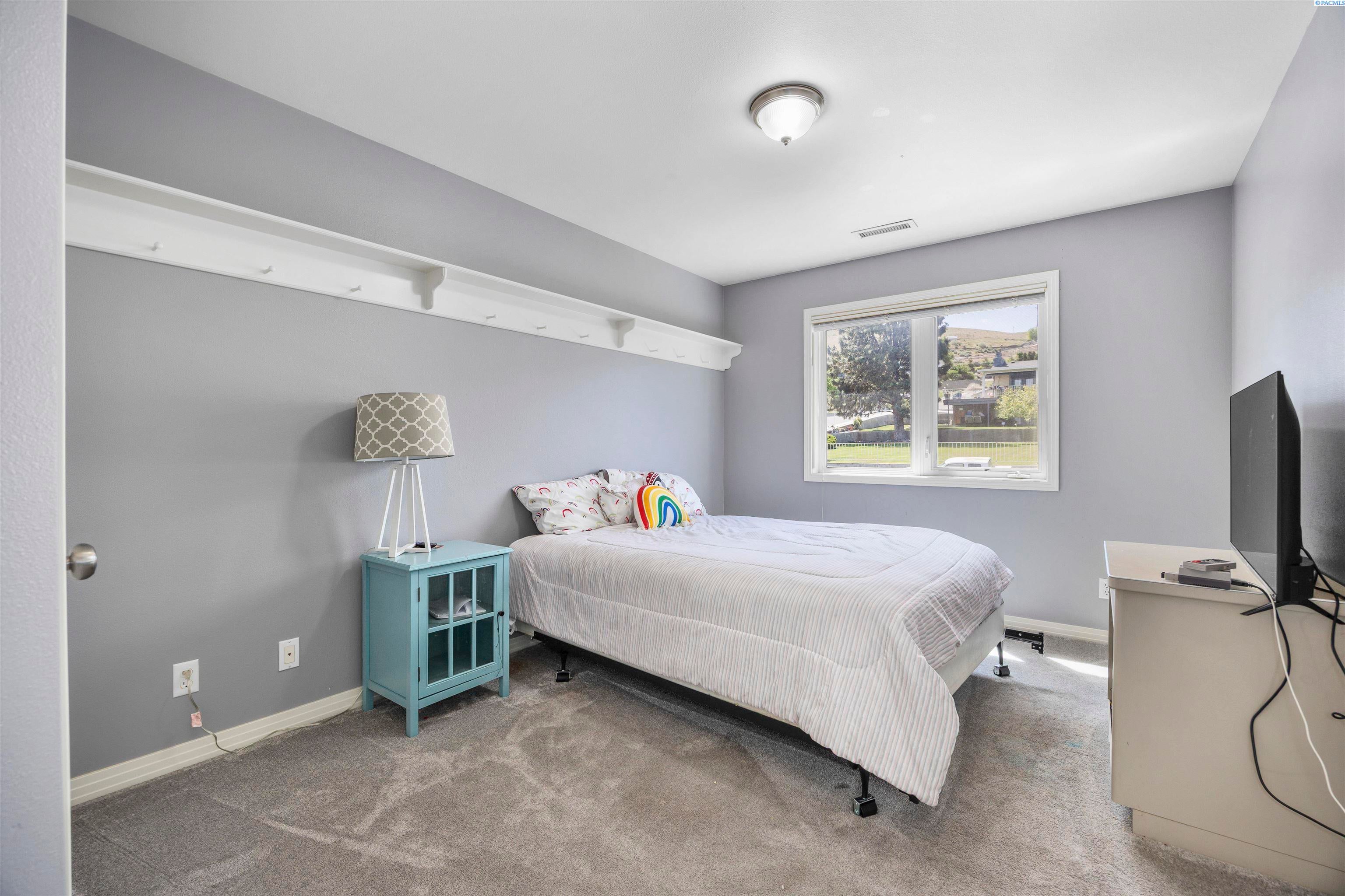 Kennewick, Washington, 99337, United States, 6 Bedrooms Bedrooms, ,4 BathroomsBathrooms,Residential,For Sale,1979182