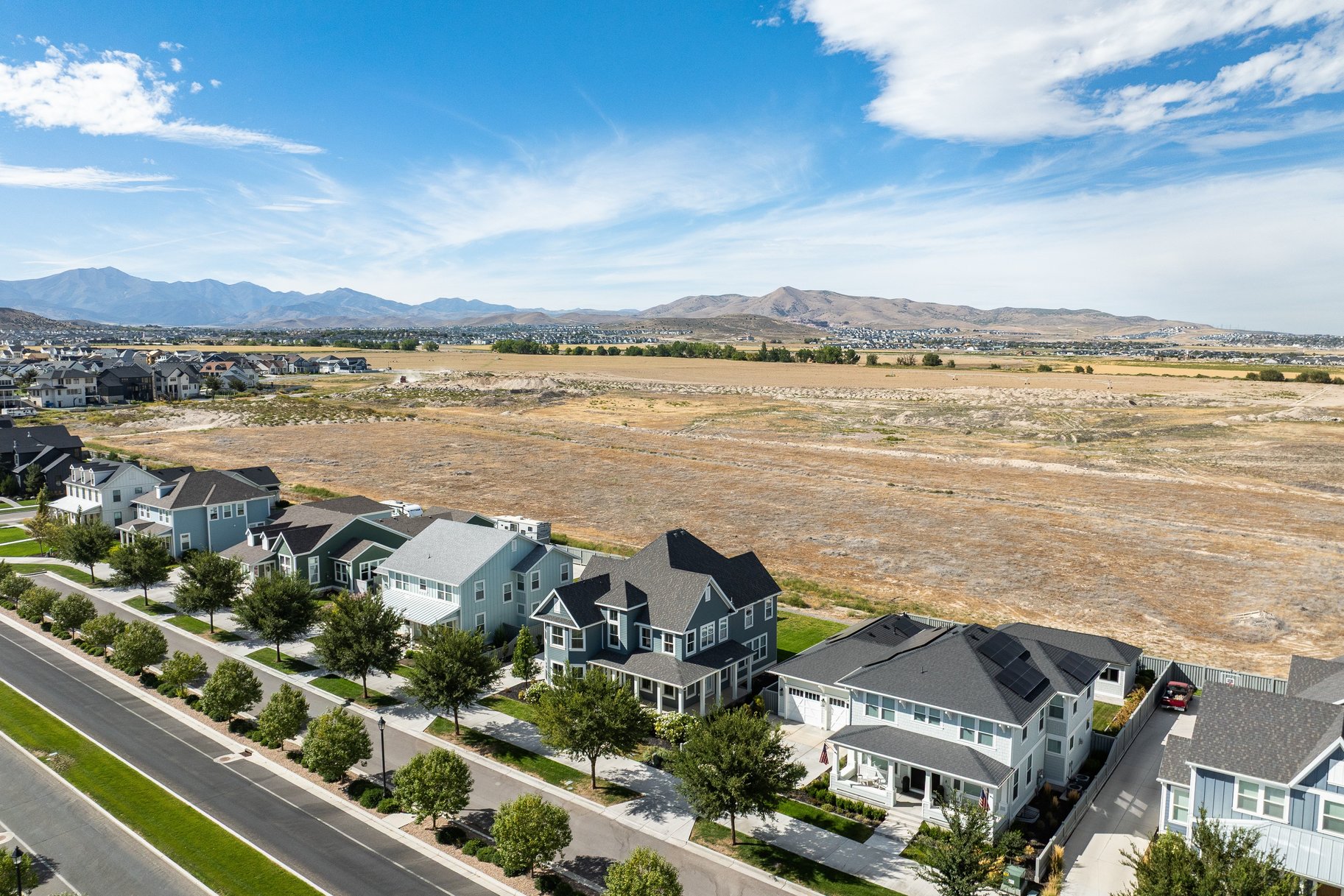  Impeccably Maintained Home with Mountain Views & Four-Car Garage - 物件實景