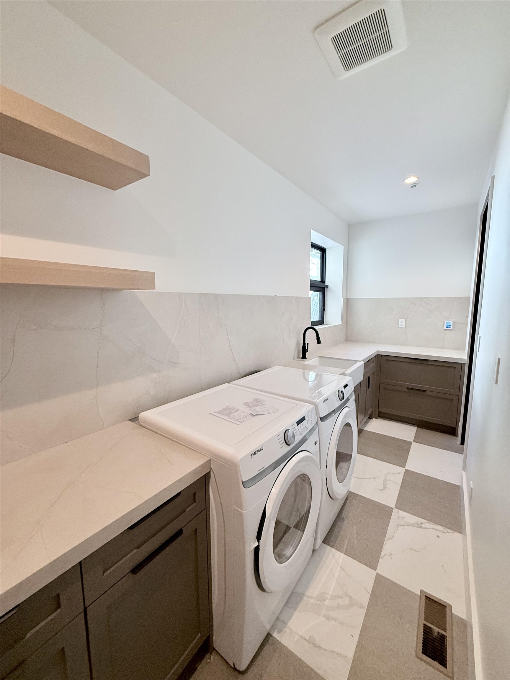 Truckee, California, 96161, United States, 5 Bedrooms Bedrooms, ,5 BathroomsBathrooms,Residential,For Sale,1992888