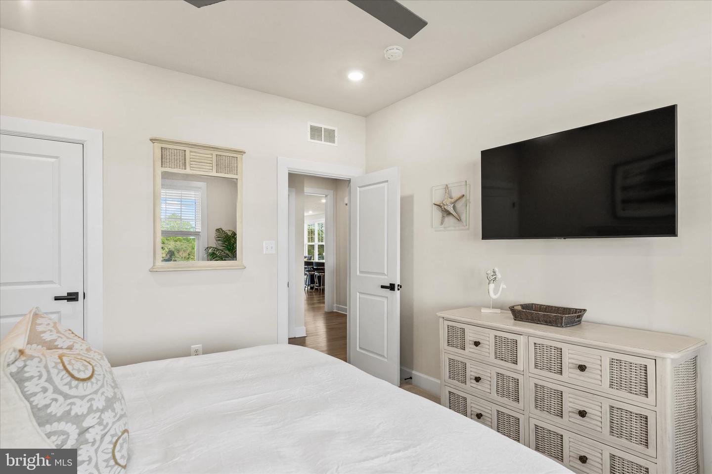 Berlin, Maryland, 21811, United States, 5 Bedrooms Bedrooms, ,4 BathroomsBathrooms,Residential,For Sale,1989737