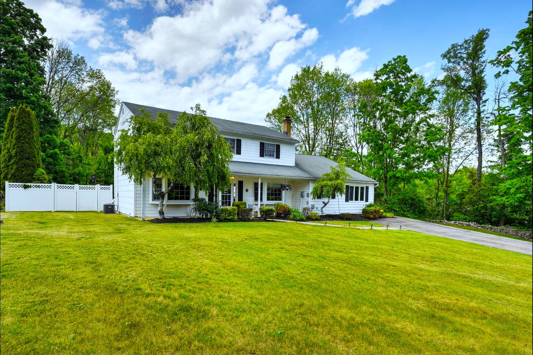  ?Glenwood? Neighborhood Colonial Offers Privacy and Flexibility - 物件實景